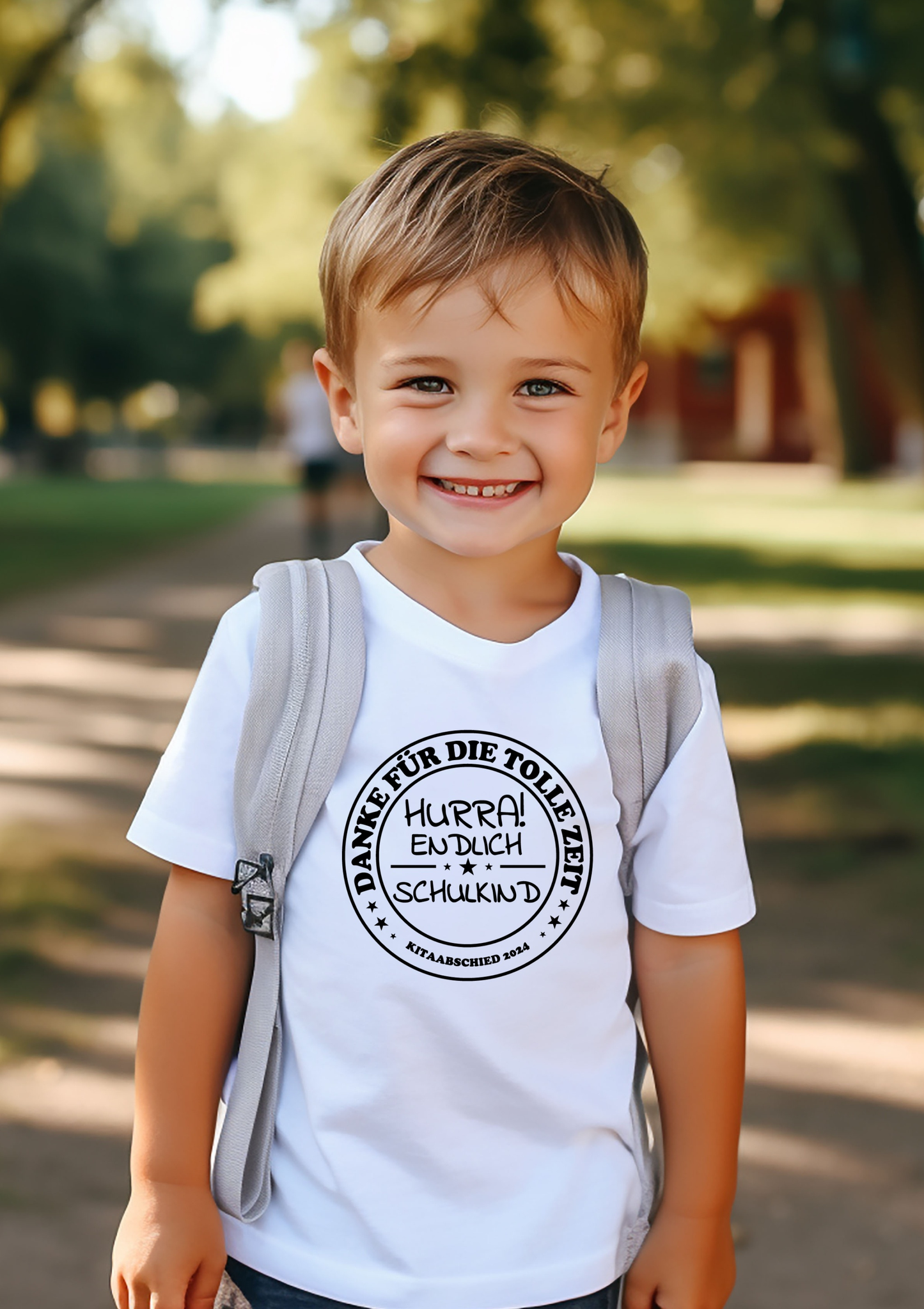 Child wearing a stylish T-shirt for the first day of school with "Danke für die tolle Zeit" design.