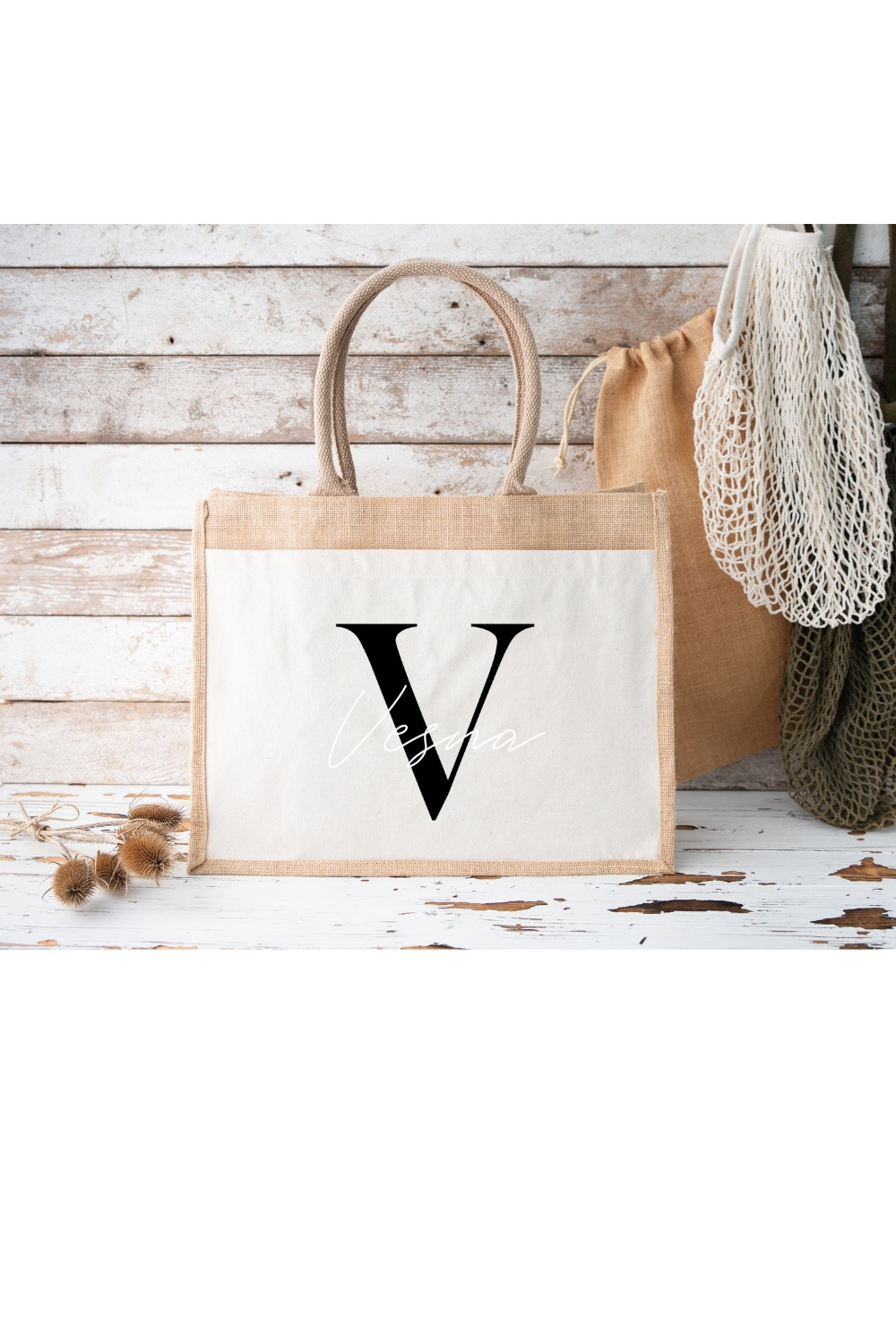 Personalisierte Jutetasche mit Wunschname vor rustikalem Hintergrund.