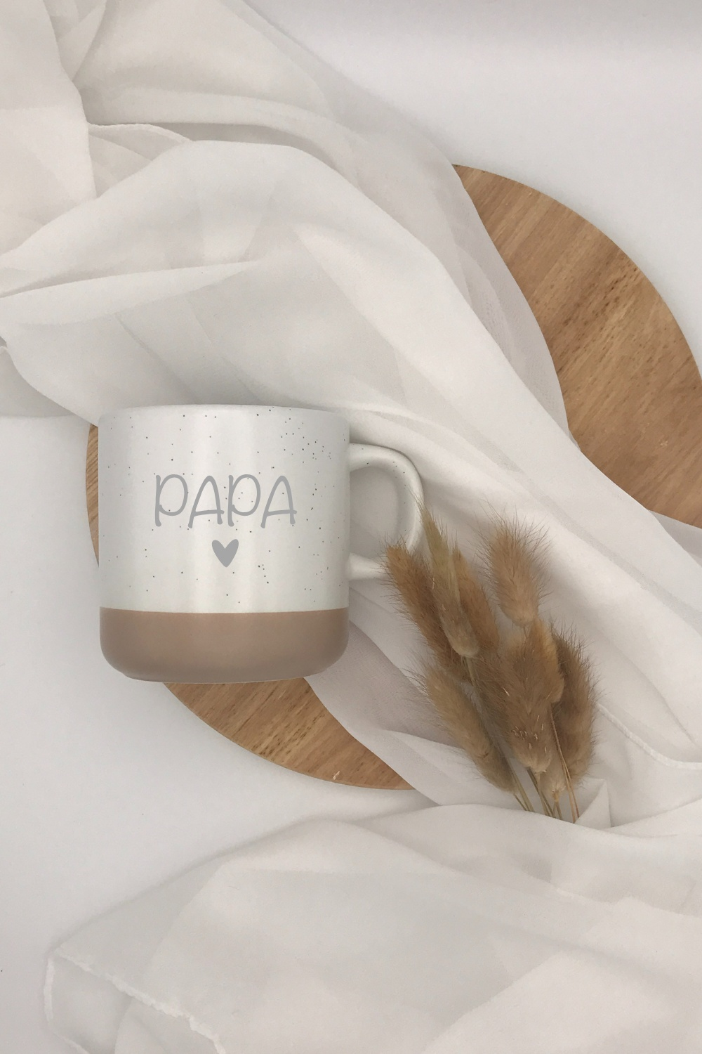 Keramiktasse "Papa" in Grau und Beige mit Lasergravur, 360 ml.