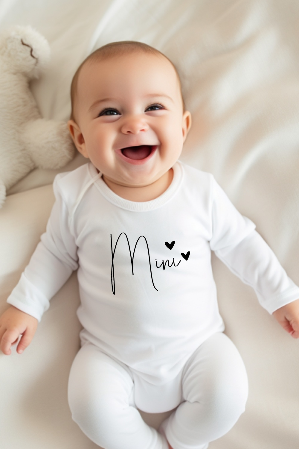 Kuscheliger Babybody mit niedlichem Design und Druckknöpfen für einfachen Windelwechsel.