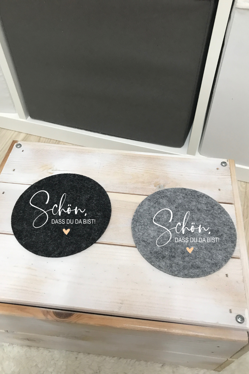 Stylish felt coasters set with "schön, dass du da bist" print, anthracite and light grey, 6 pieces.