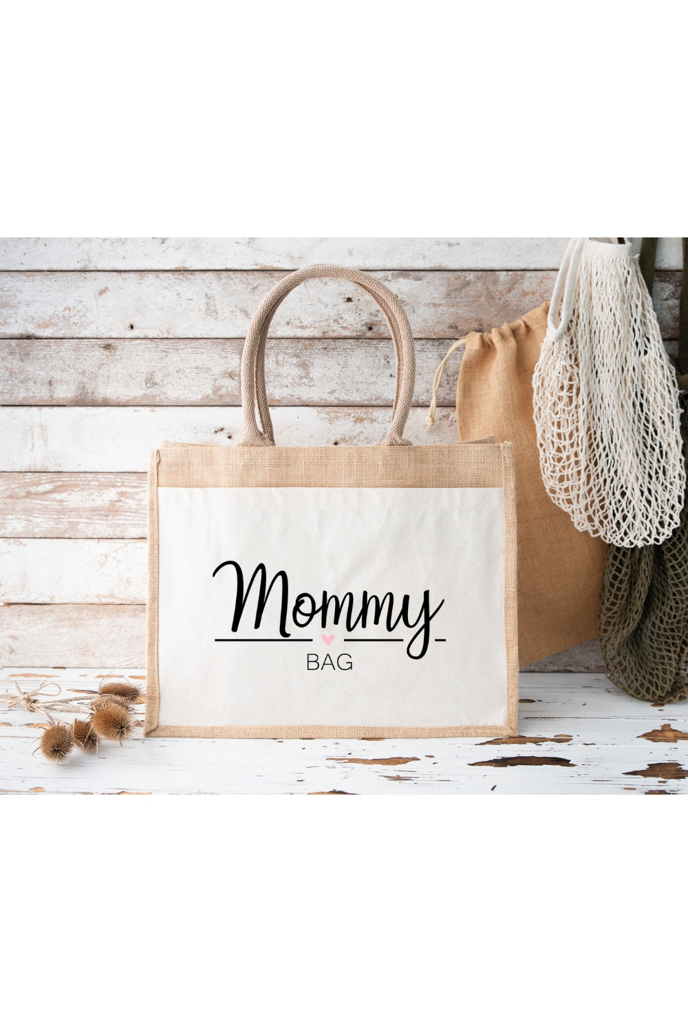 Personalisierte Jutetasche mit "Mommy Bag"-Design auf rustikalem Hintergrund.