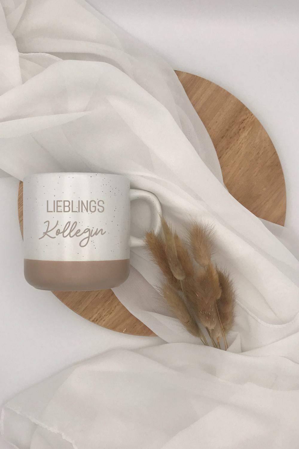 Keramiktasse "Lieblingskollegin" in Grau und Beige mit Lasergravur, spülmaschinenfest, 360 ml.