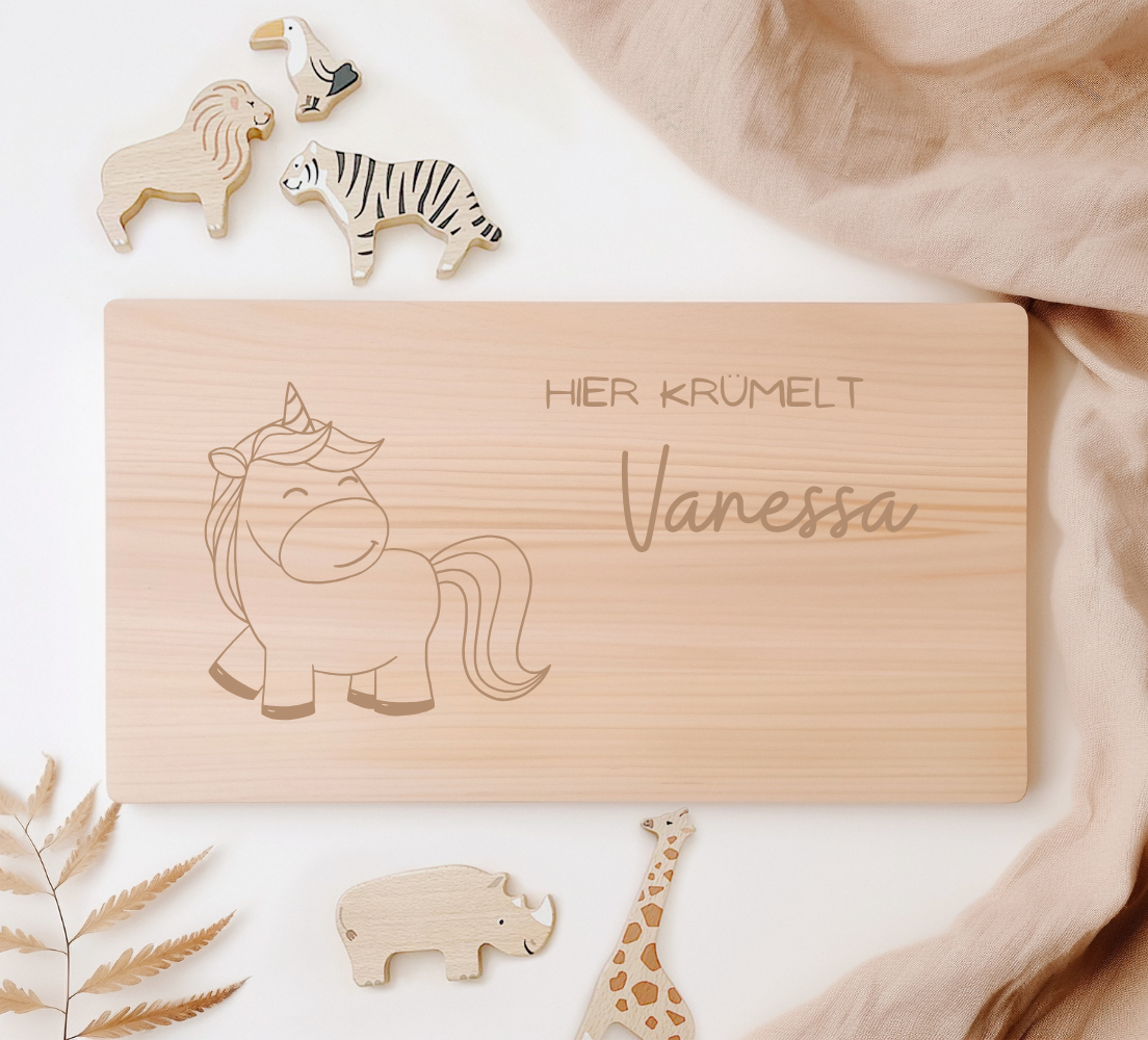 Frühstücksbrettchen "Einhorn" aus Birkenholz mit graviertem Einhorn-Design und personalisiertem Namen.