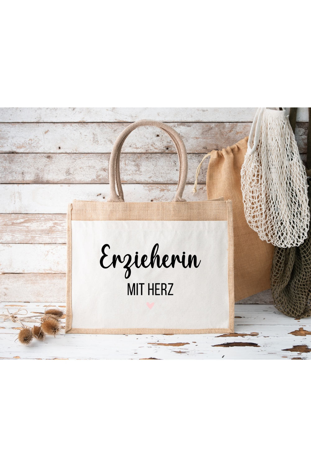 Personalisierte Jutetasche mit "Erzieherin mit Herz"-Print, ideal zum Einkaufen.