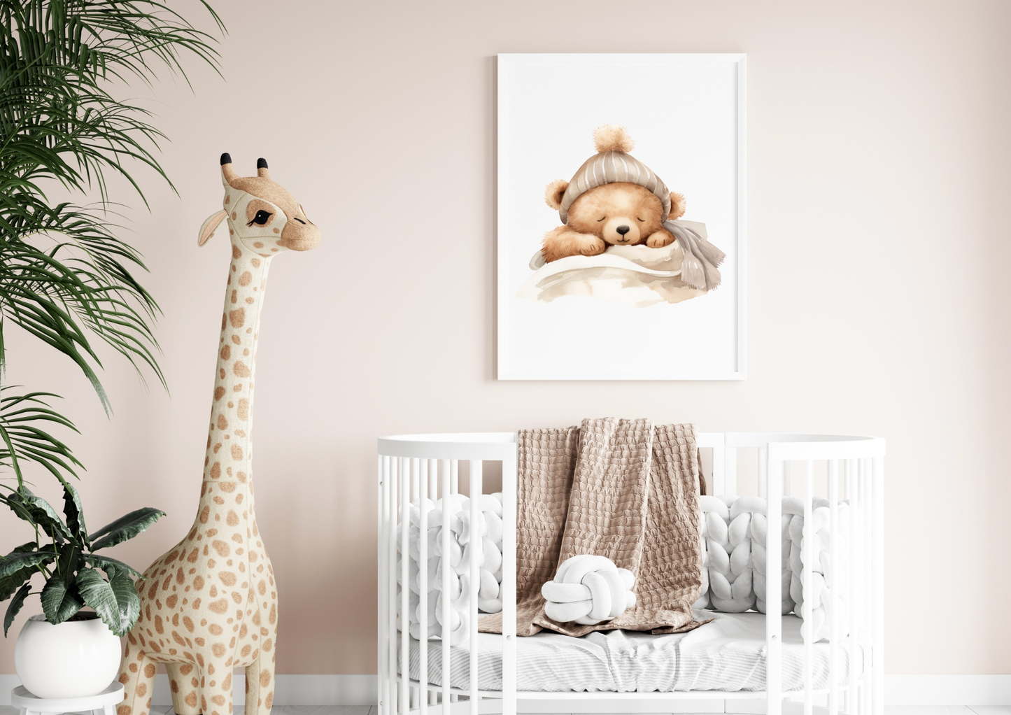 Babyzimmer Wandbild Poster mit schlafendem Bären über Babybett.
