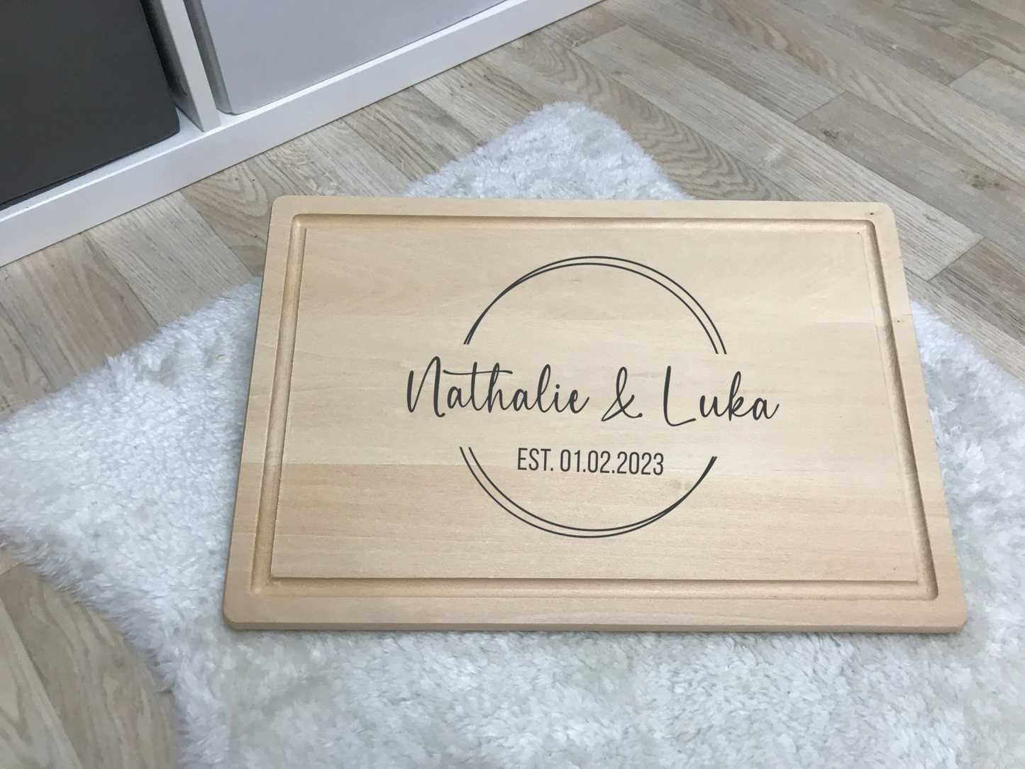 Hochwertiges Schneidebrett mit Saftrille und Wunschtext Gravur aus Holz