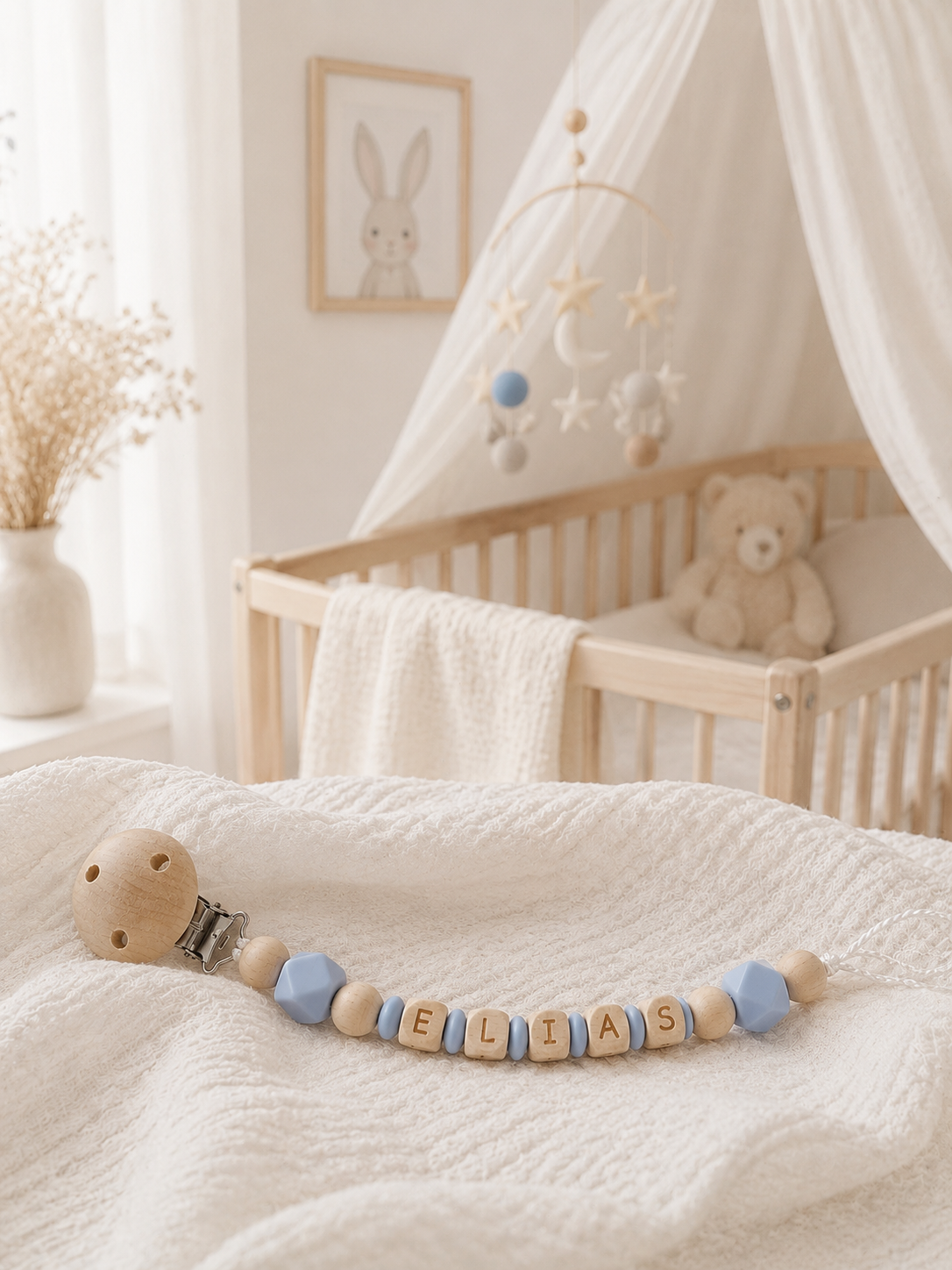 Personalisierte handgemachte Schnullerkette mit Namen und Regenbogen-Motiv in Natur- und Rosatönen, DIN-konform