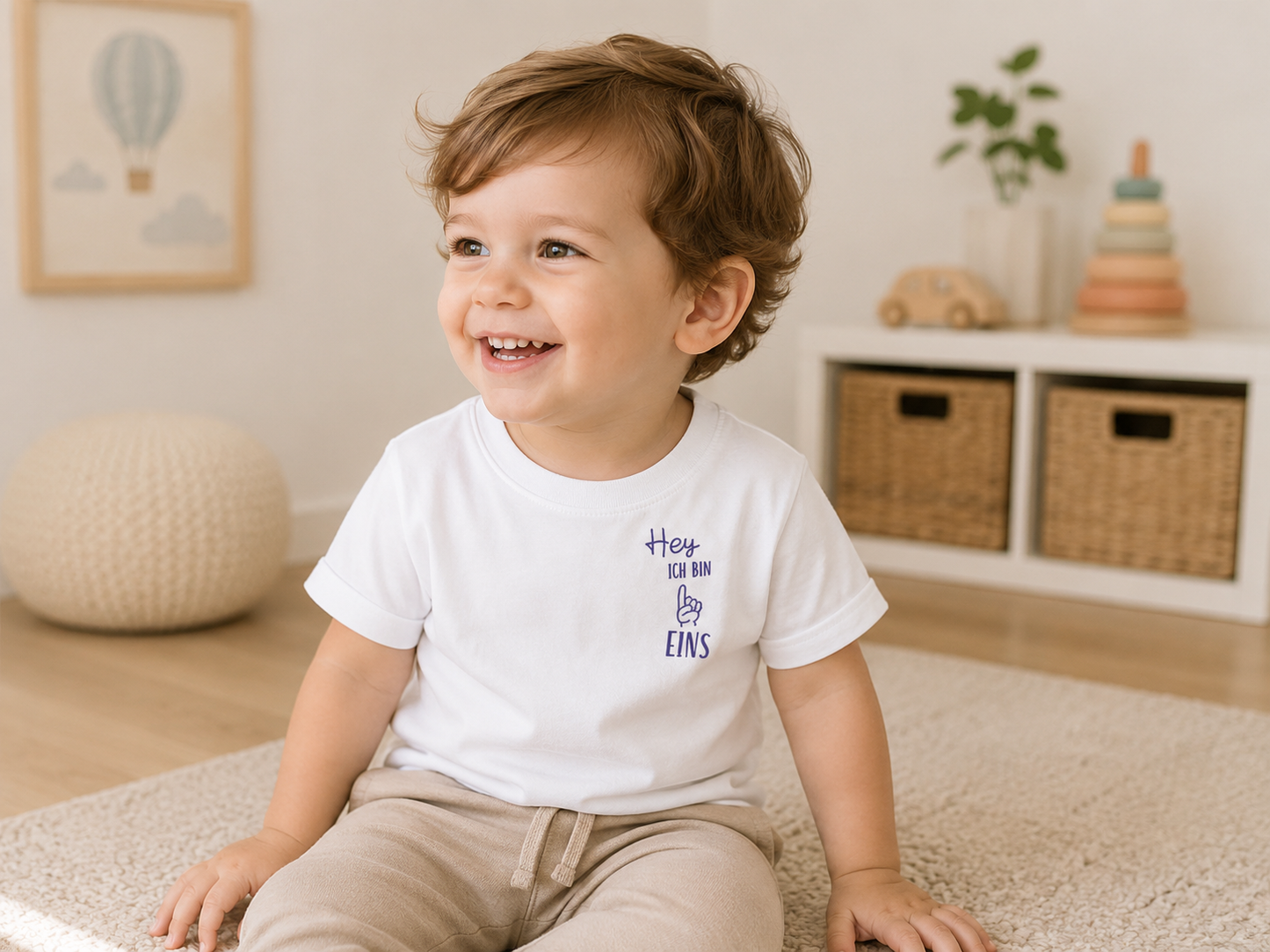 Kind trägt stilvolles Geburtstag T-Shirt mit niedlichem Motiv für besonderen Tag