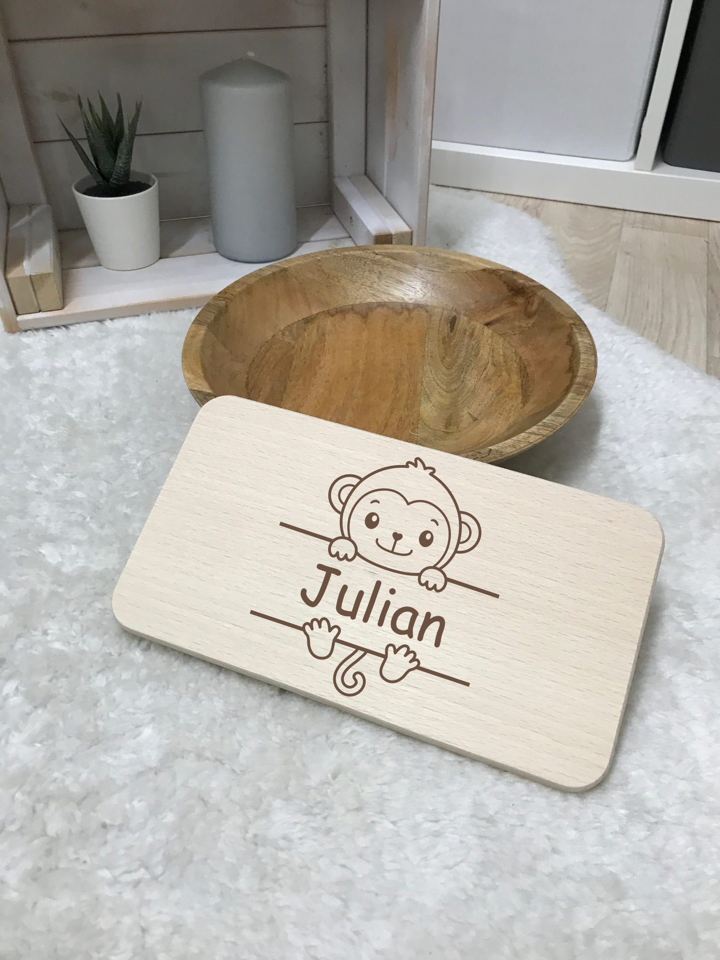 Hochwertiges Frühstücksbrettchen aus Birkenholz mit niedlichem Design, ideal für stilvolle Morgenroutinen.