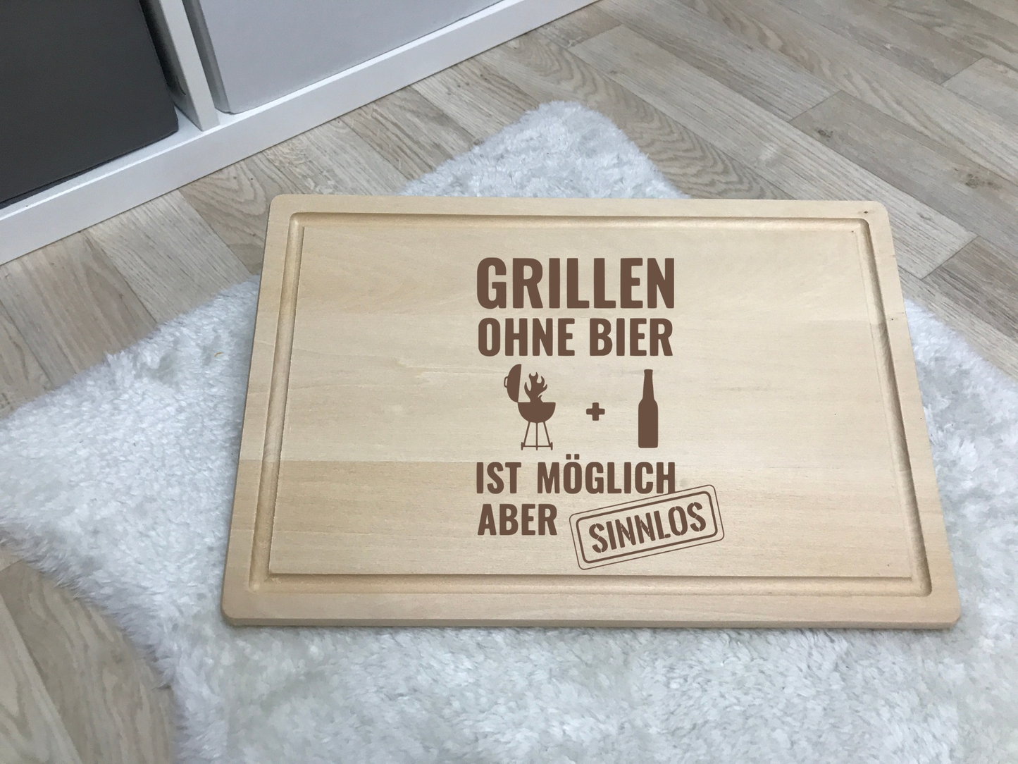 Hochwertiges Schneidebrett aus Holz mit Saftrille ideal zum Grillen und Schneiden von Grillgut