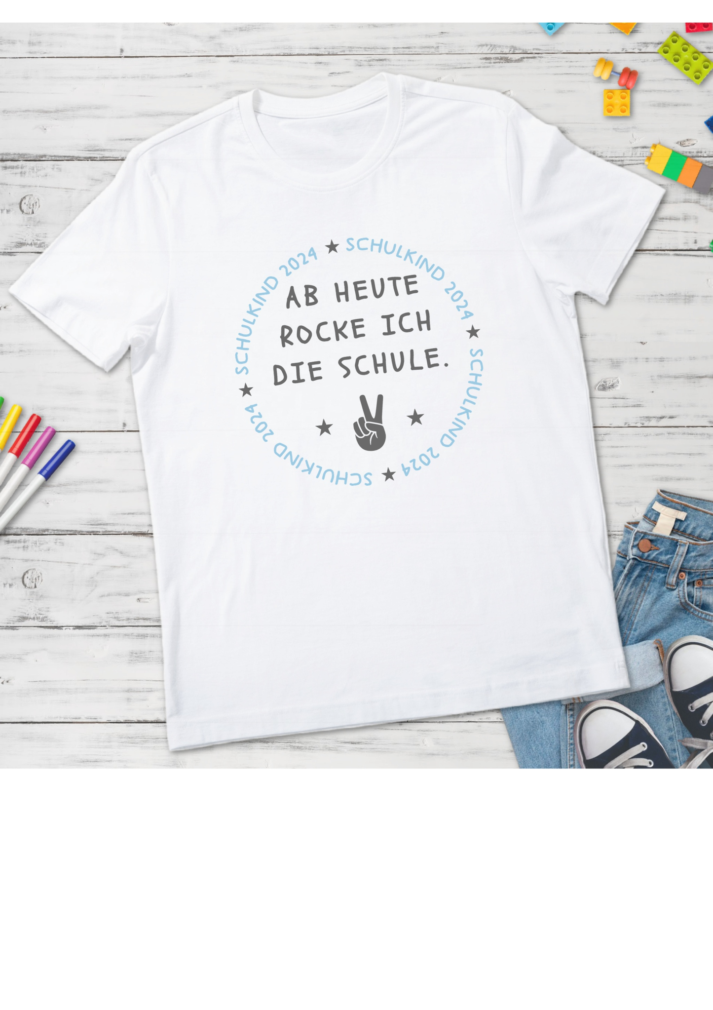 Stilvolles weißes Schulkind T-Shirt mit coolem Print und Text "Ab heute rocke ich die Schule" ideal für den ersten Schultag.
