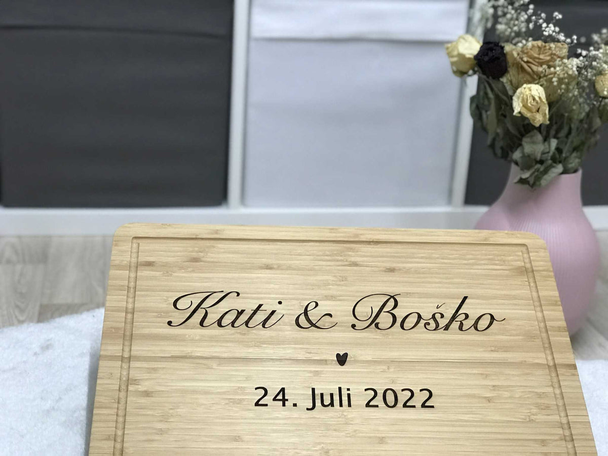 Holzschneidebrett mit Saftrille und individueller Lasergravur für die Küche