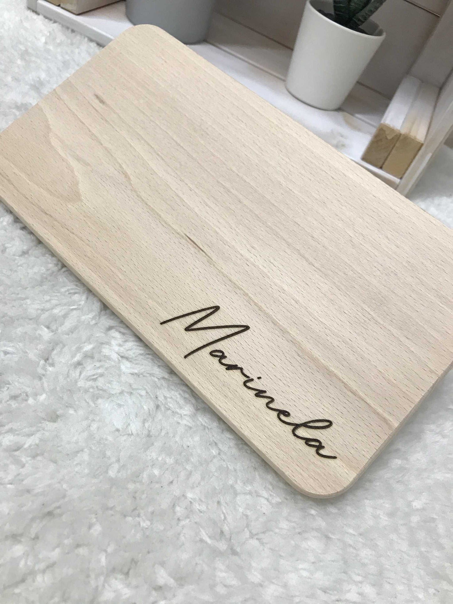 Frühstücksbrettchen mit personalisiertem Namen, stilvolles Design.