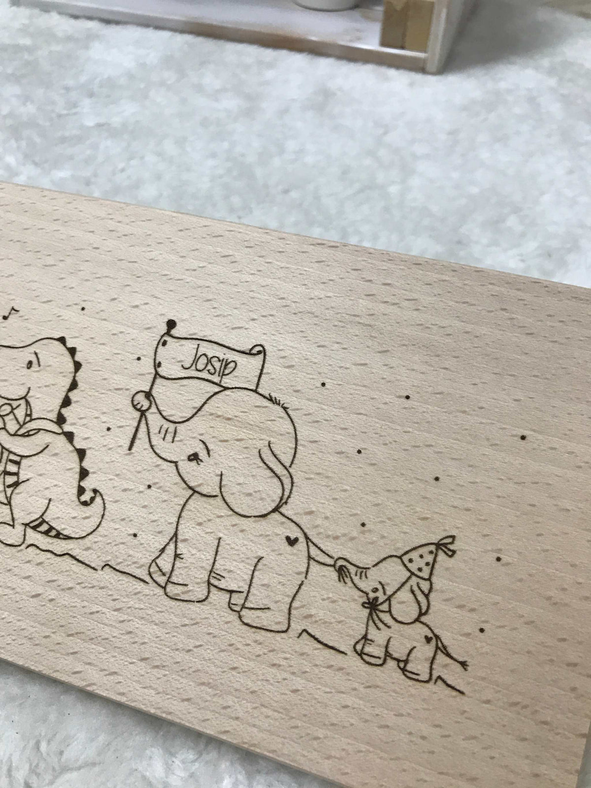 Frühstücksbrettchen aus Birkenholz mit stilvollem Design für den Frühstückstisch