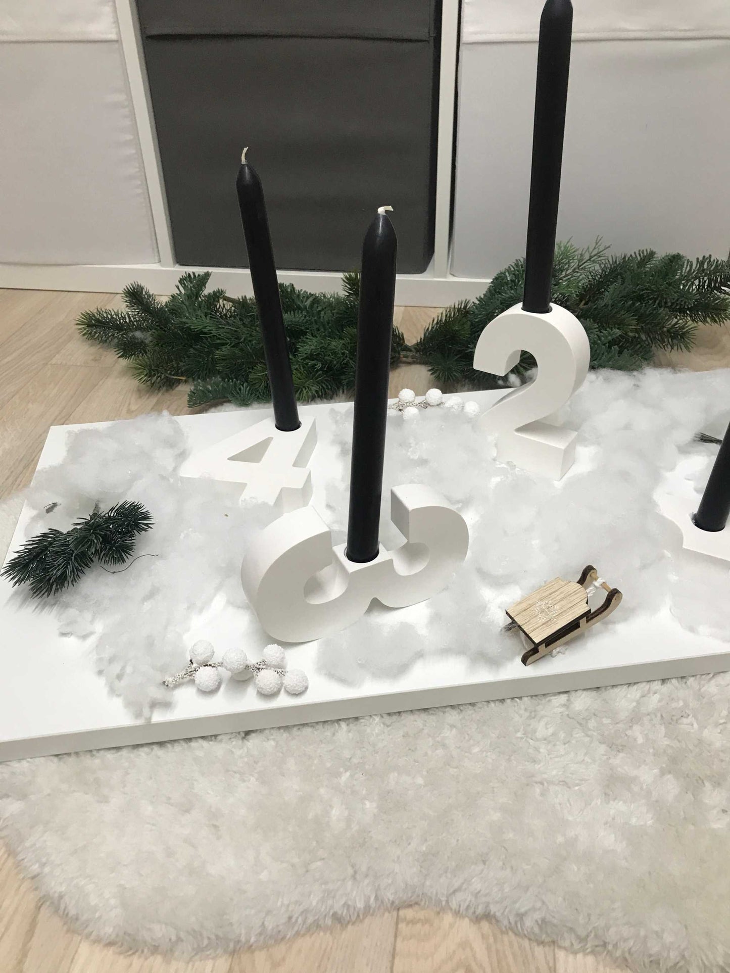 Minimalistischer Adventskranz aus Raysin mit Zahlenkerzenhaltern in Weiß.