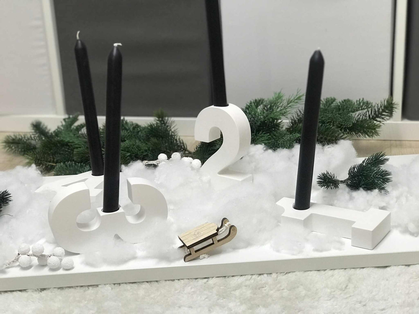 Minimalistischer Adventskranz aus weißem Raysin mit Zahlenkerzenhaltern, geeignet für 2-2,2cm Stabkerzen, dekoriert ohne Kerzen.
