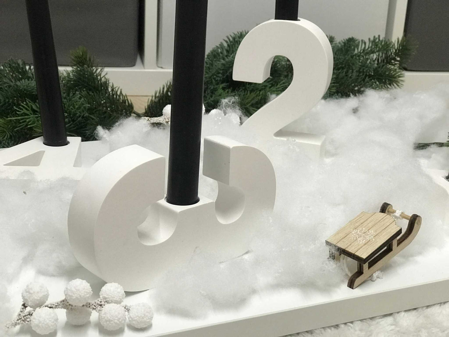 Minimalistischer Adventskranz aus weißem Raysin, geeignet für Stabkerzen, ohne Kerzen und Deko.