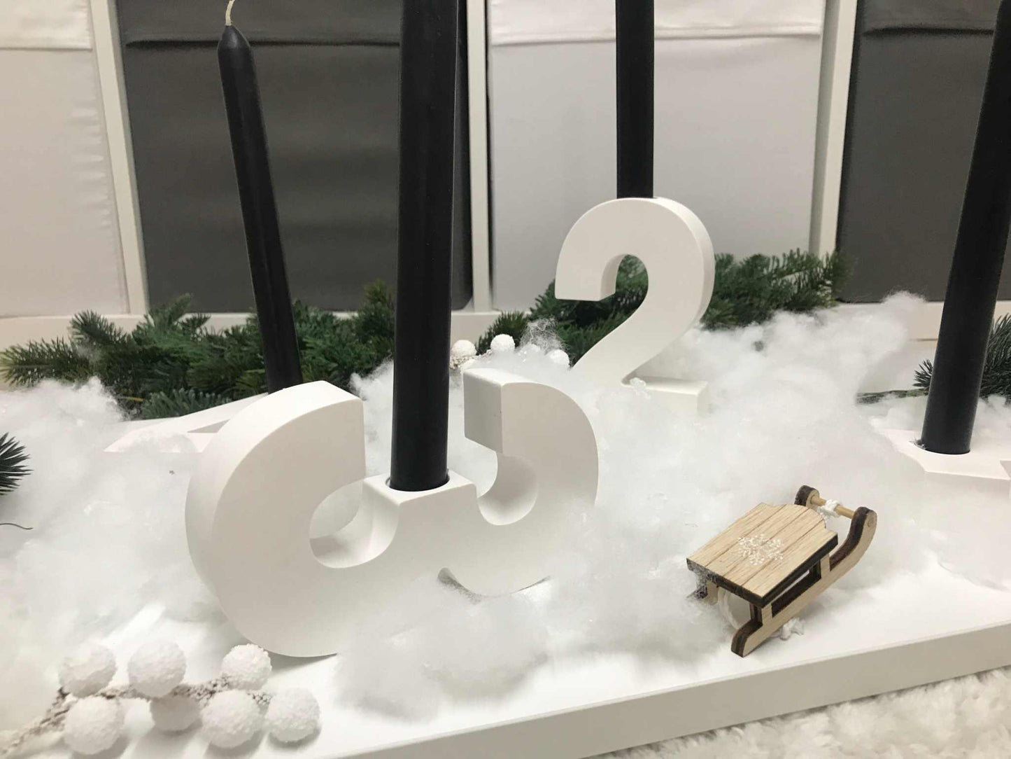 Minimalistischer weißer Adventskranz aus Raysin mit Zahlenhalterungen, geeignet für Stabkerzen.