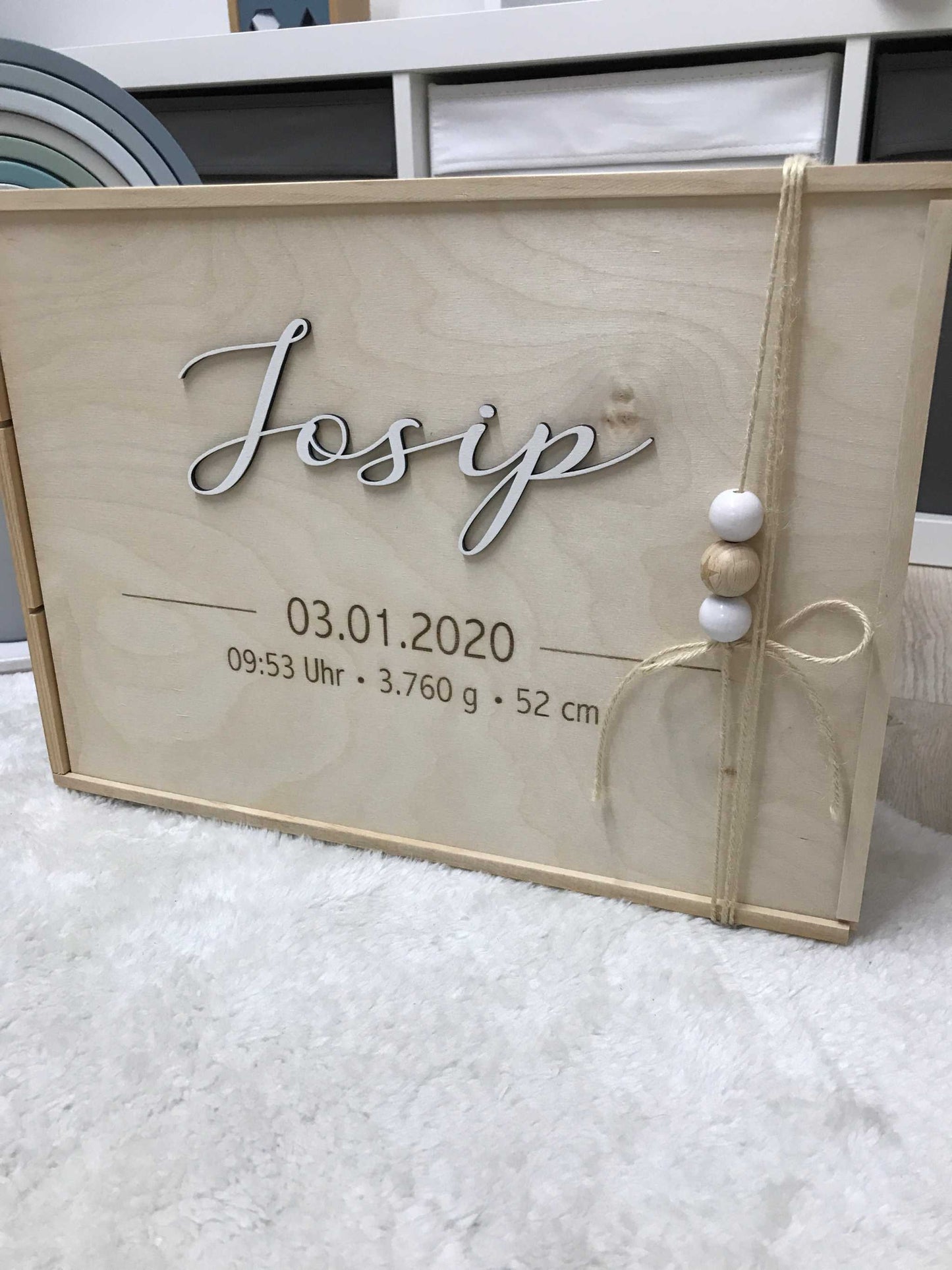 Baby Erinnerungskiste aus Holz mit personalisierter Gravur und Dekoration.
