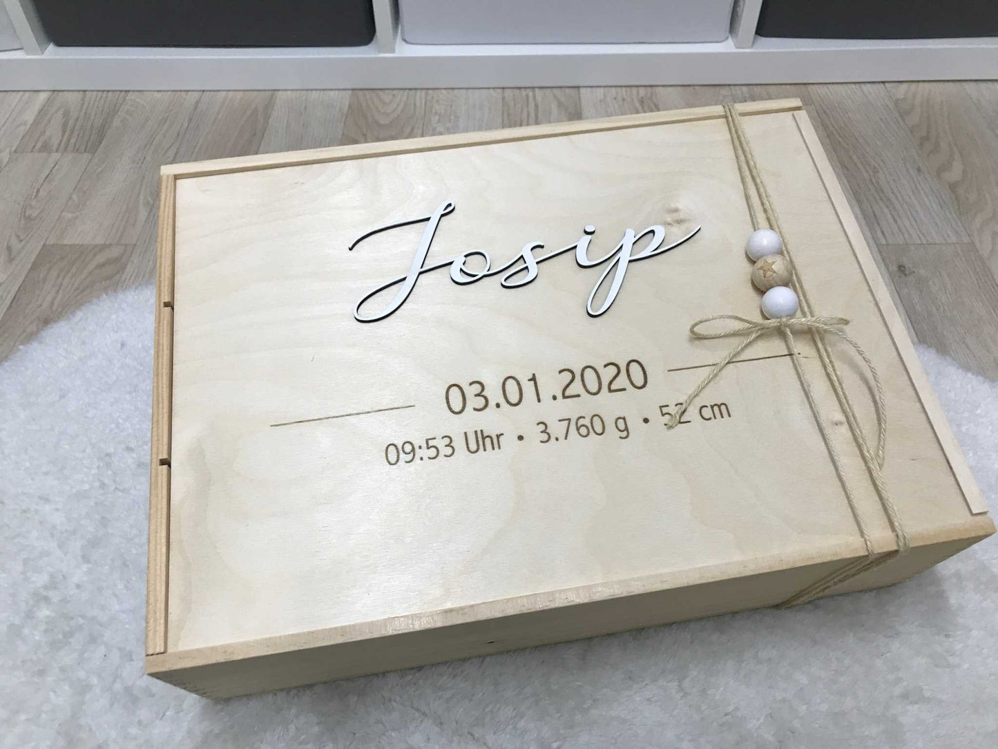 Holz-Erinnerungskiste mit personalisiertem Name und Geburtsdetails.
