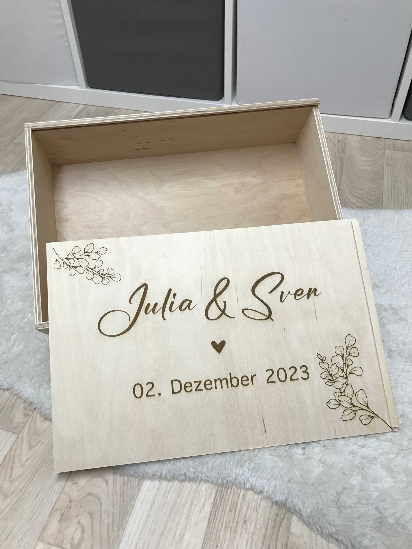 Handgefertigte Erinnerungskiste aus Holz zur stilvollen Aufbewahrung besonderer Momente bei Hochzeit und anderen Ereignissen