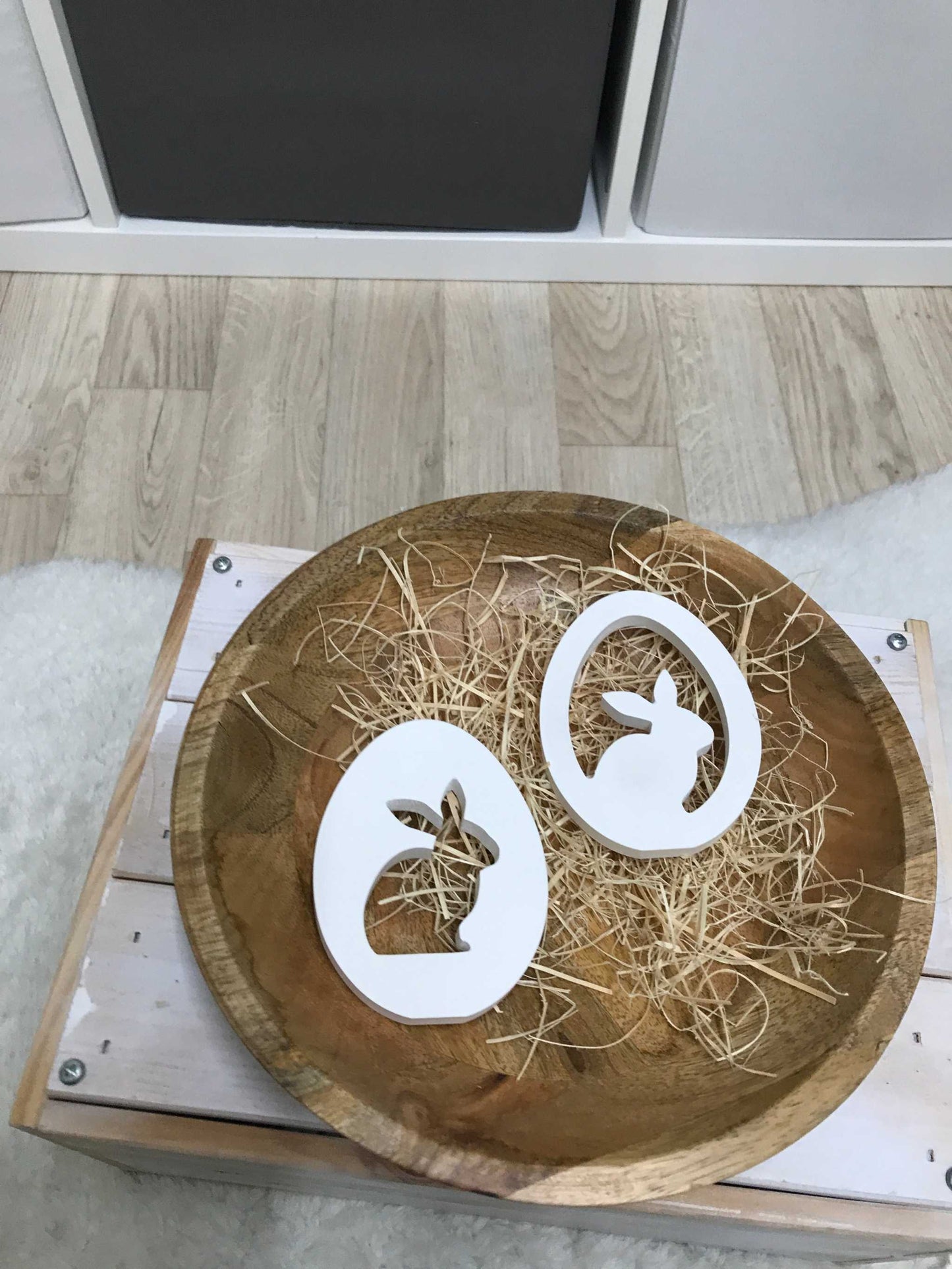 Osterhase-Dekoration aus Raysin in Holzschale, festliches Osterdesign.