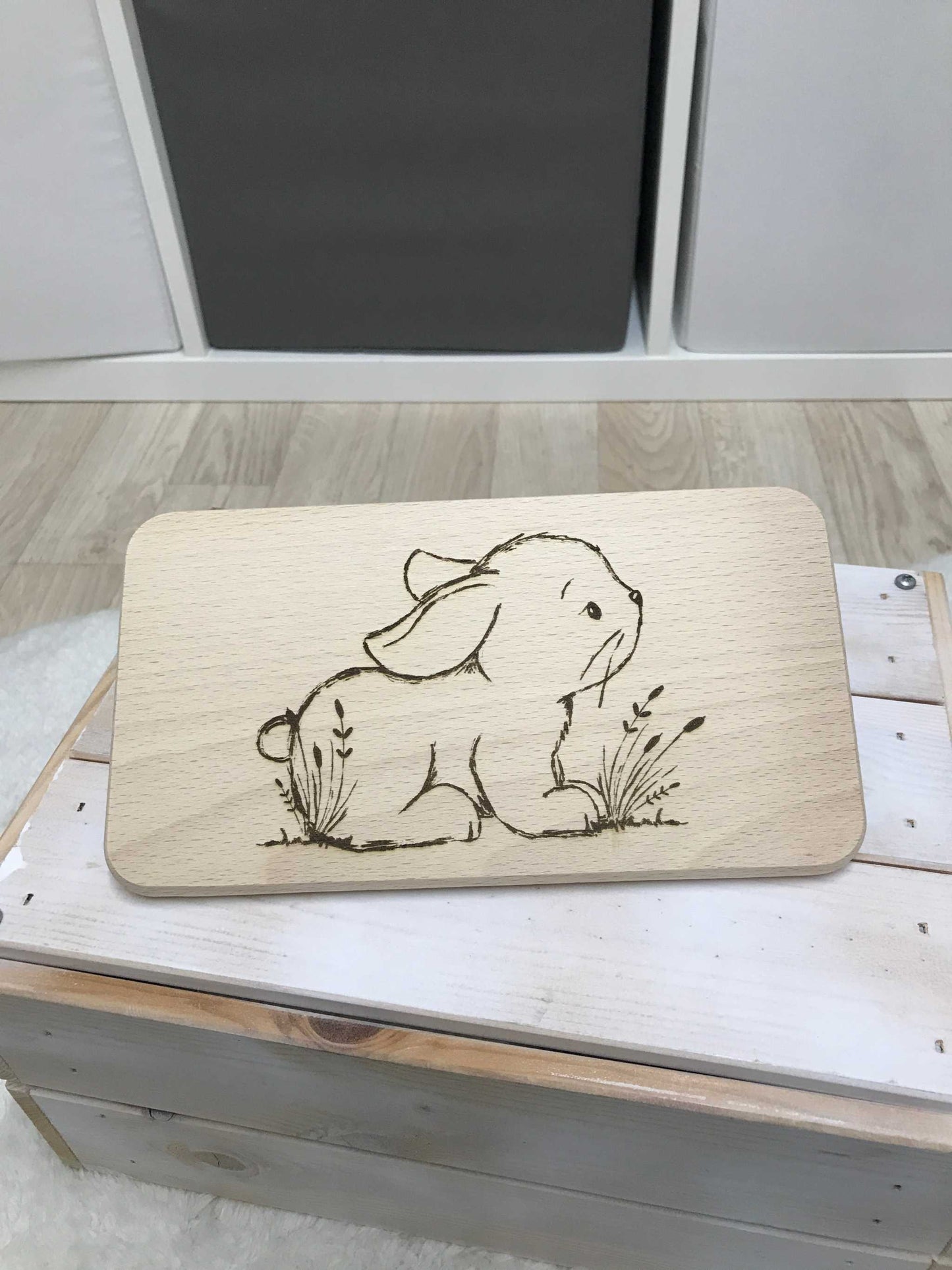 Holz Frühstücksbrettchen mit Hase Design, 23x15x1 cm, Handwäsche empfohlen.