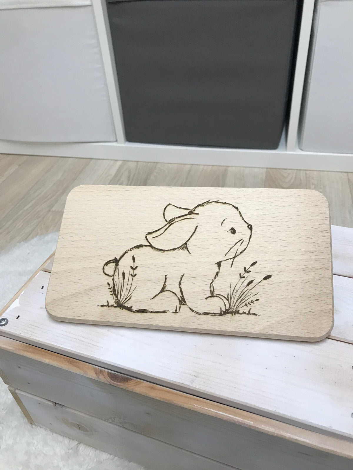 Frühstücksbrettchen aus Birkenholz mit Hasenmotiv, handgefertigt und stilvoll für den Frühstückstisch