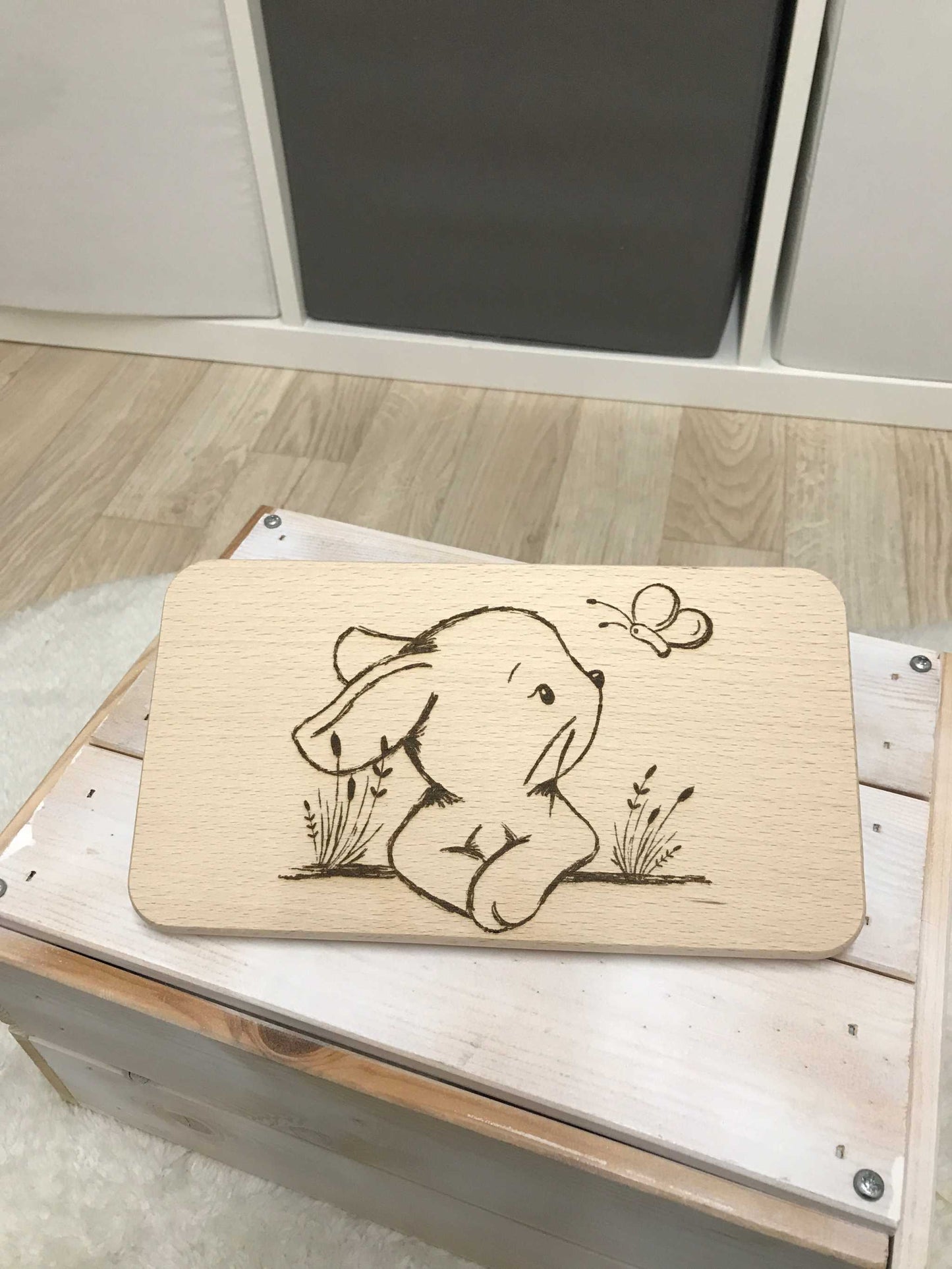 Frühstücksbrettchen aus Birkenholz mit Hasenmotiv, 23x15 cm, handgefertigt und pflegeleicht