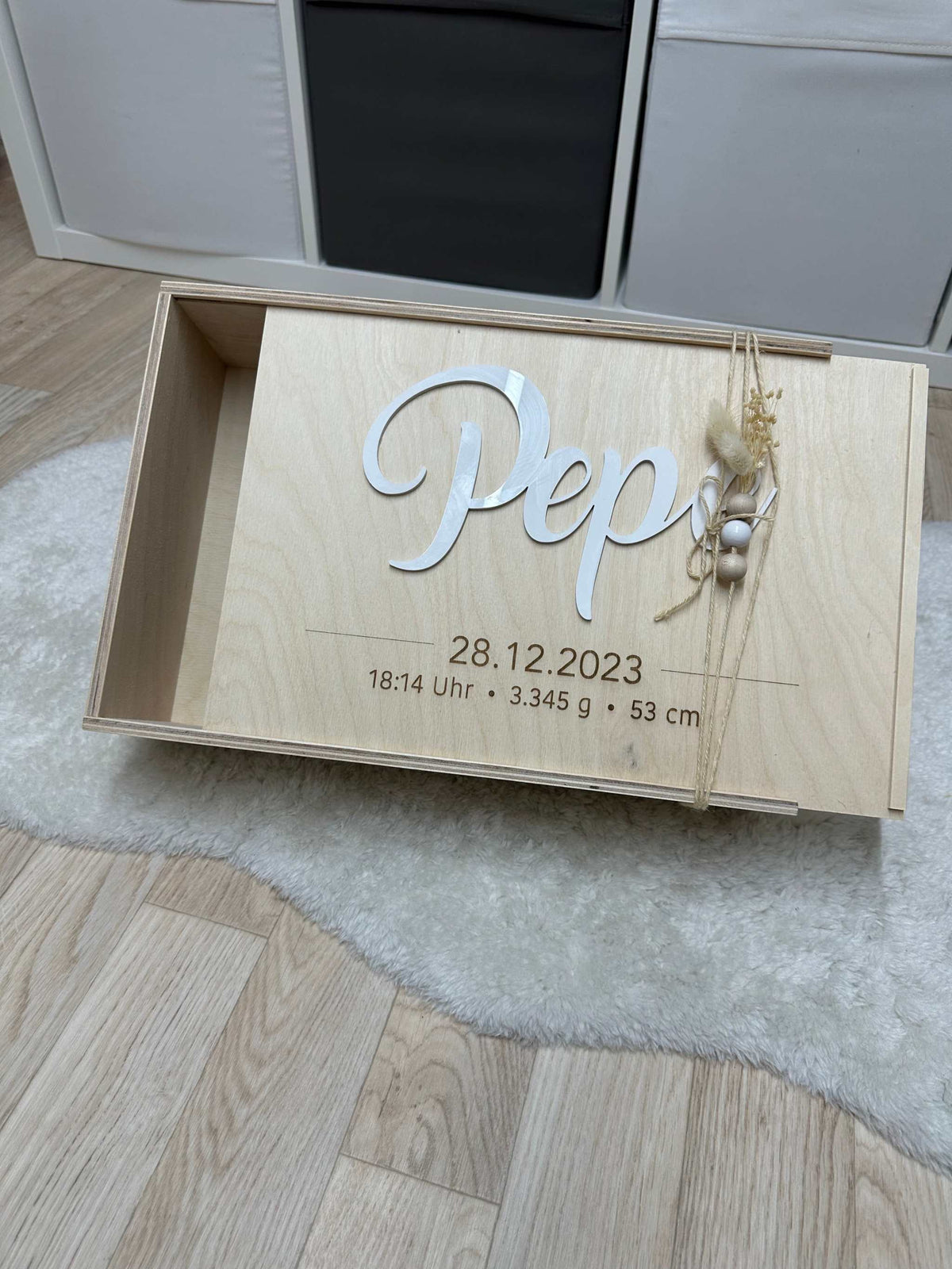 Handgefertigte Erinnerungskiste aus Holz mit weißer 3D-Acrylgravur und Trockenblumen für Baby-Erinnerungen