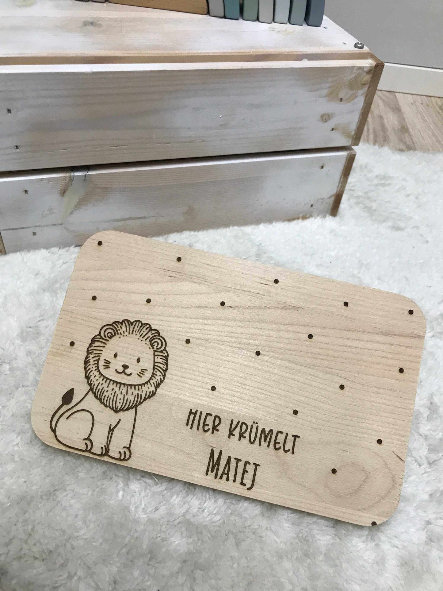 Holz-Frühstücksbrettchen mit Löwenmotiv und individueller Gravur.