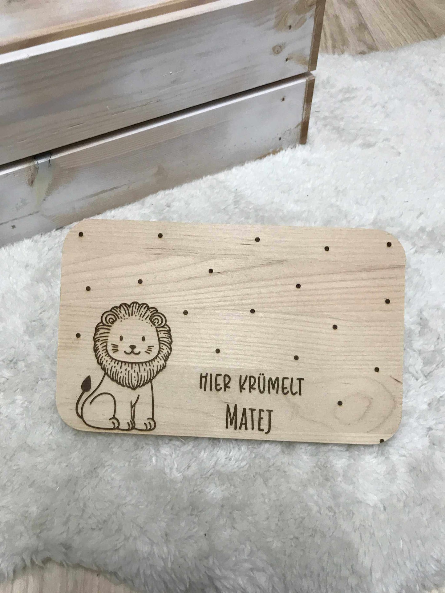 Löwenmotiv Frühstücksbrettchen aus Holz, ca. 23 x 15 x 1 cm, nicht spülmaschinengeeignet.