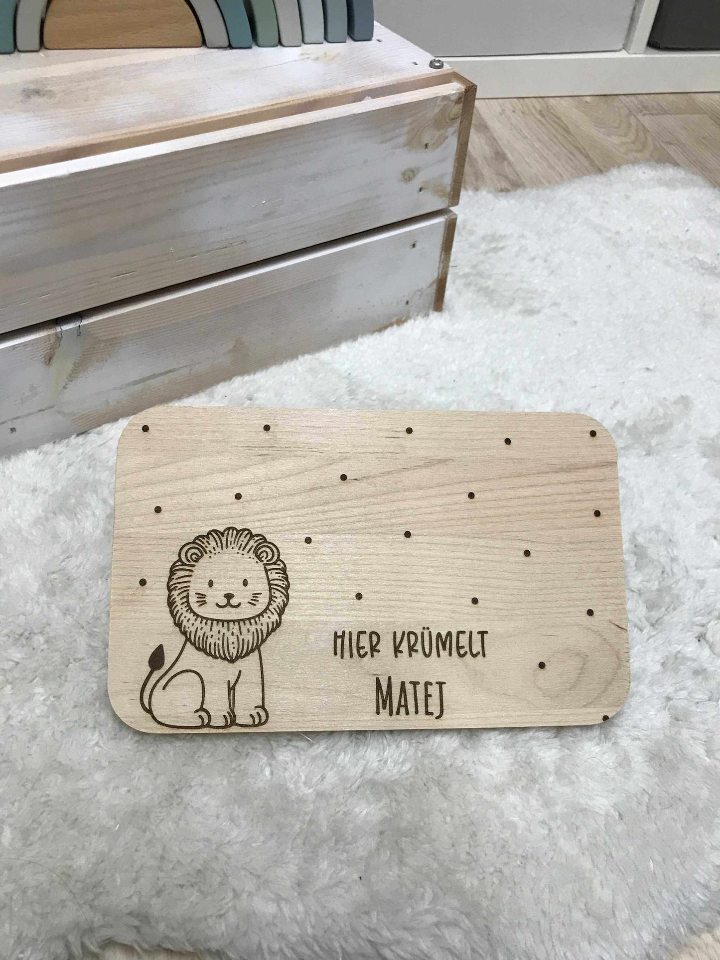 Frühstücksbrettchen mit Löwenmotiv und personalisierter Gravur auf hellem Holz, 23x15 cm, handwaschbar.