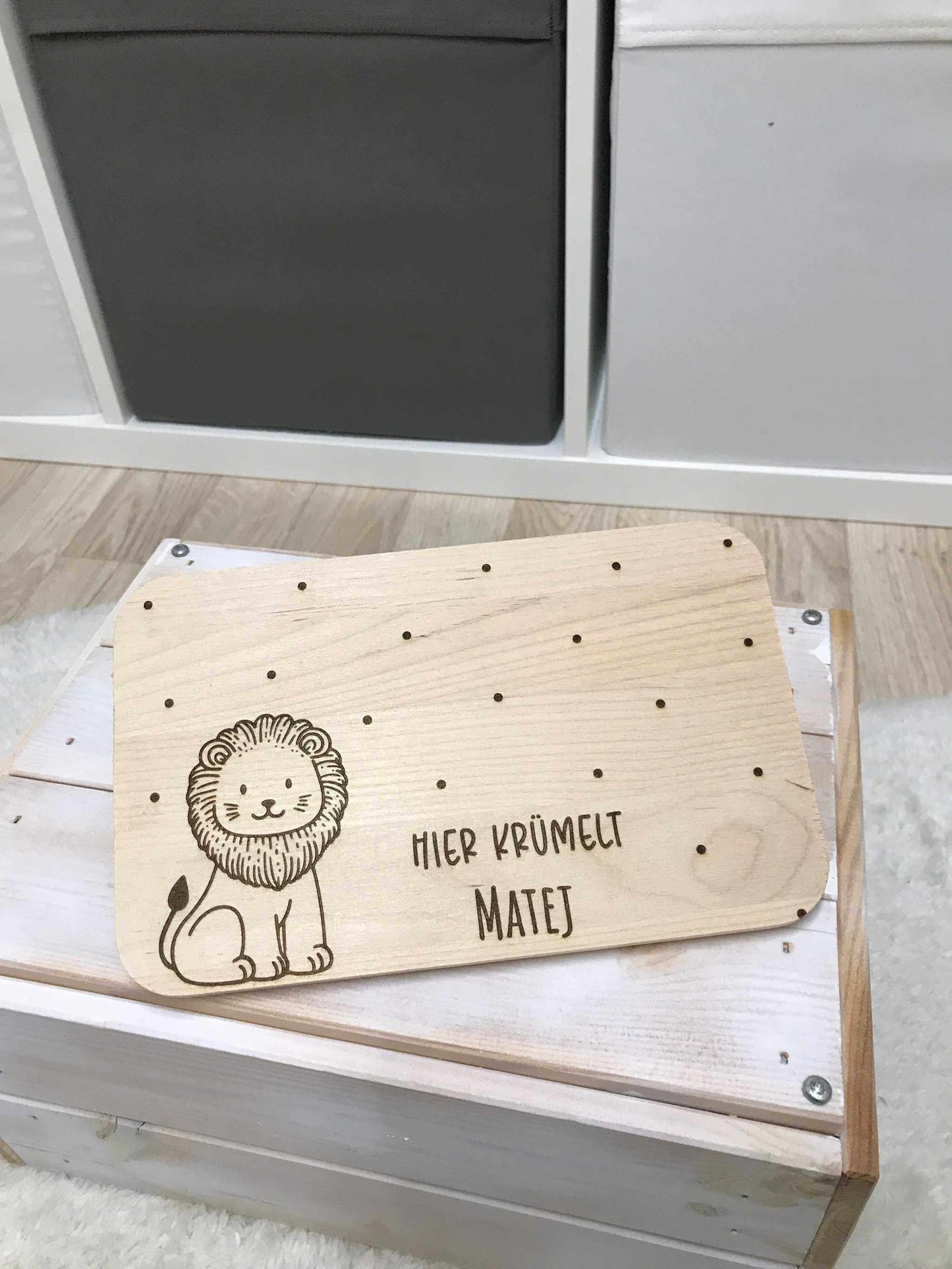 Löwen-Muster Frühstücksbrettchen aus Holz mit individueller Gravur.