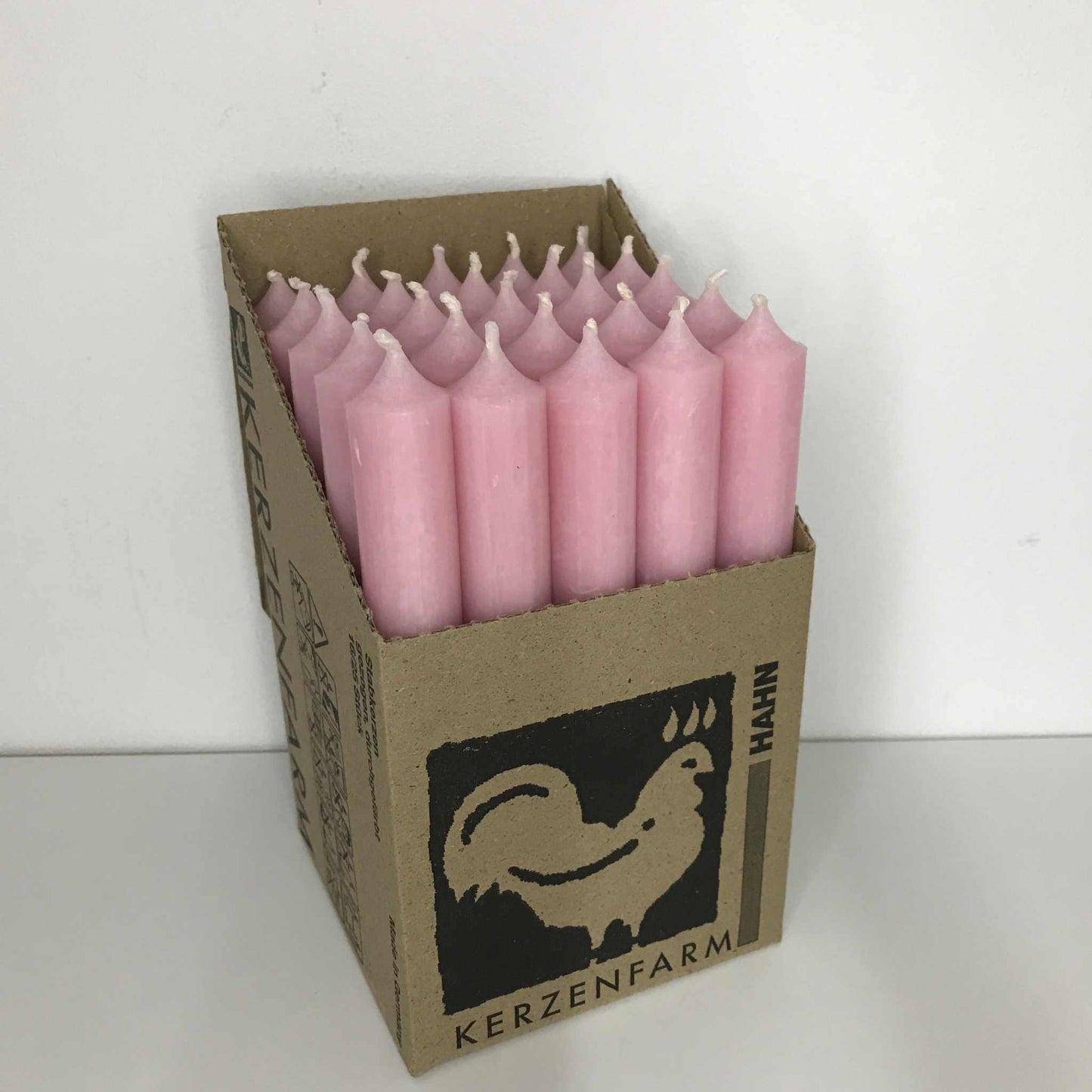 Stabkerzen 18 cm lang, 22 mm Durchmesser in pink, KERZENFARM HAHN, umweltfreundlich, RAL-zertifiziert.