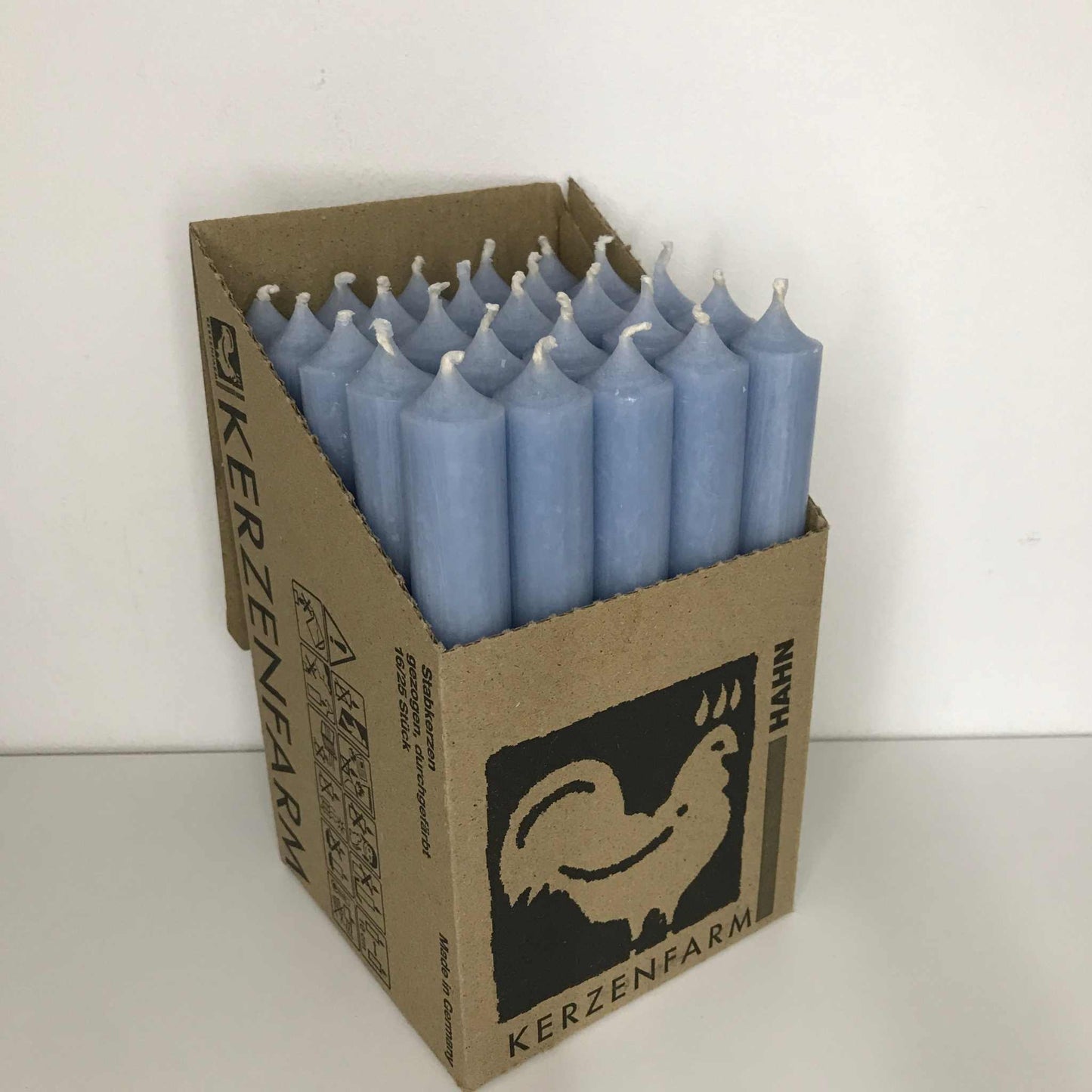 Stabkerzen 18 cm in verschiedenen Farben in einer Box von Kerzenfarm Hahn.