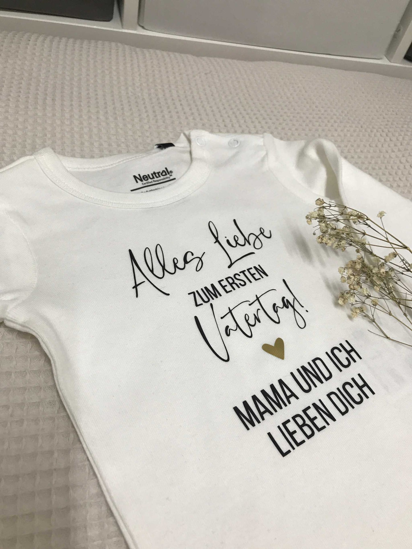 Weißer Babybody mit Aufschrift "Alles Liebe zum ersten Vatertag" und niedlichem Herzmotiv, weiche und bequeme Babykleidung