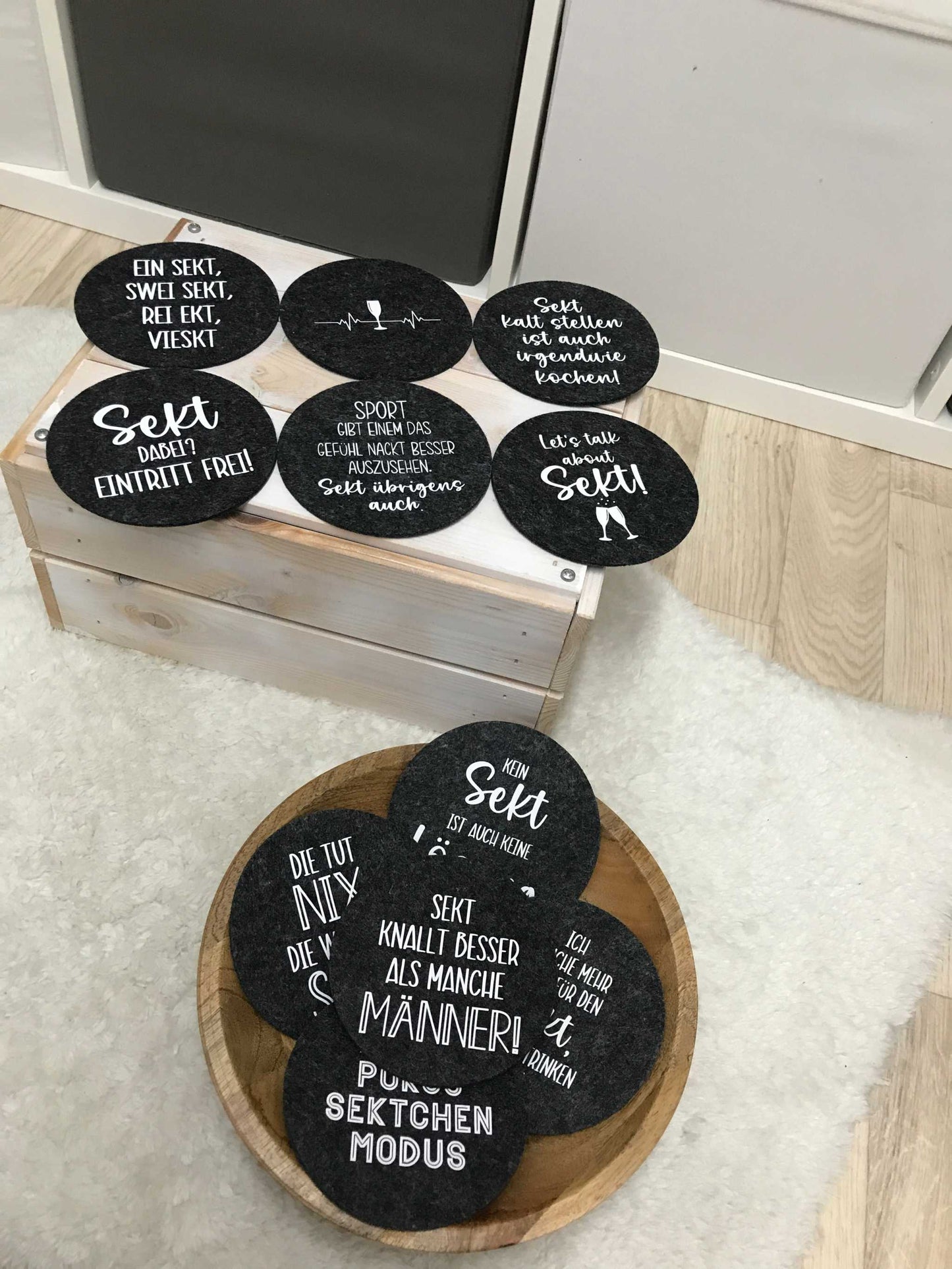 Runde Filzuntersetzer mit Sektsprüchen in Anthrazit, ideal für Mädelsabend und als Geschenk.
