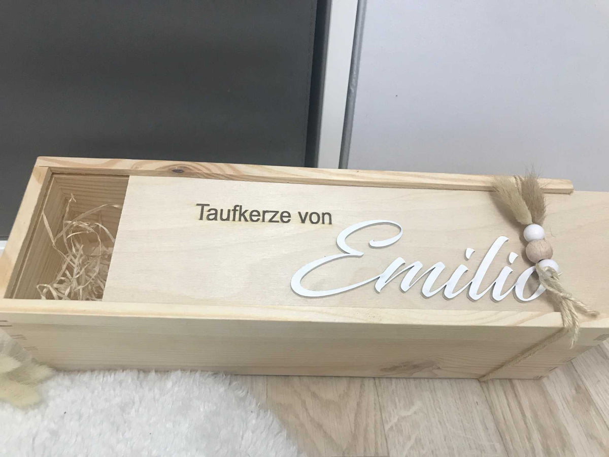 Elegante Holzbox mit Schiebedeckel zur Aufbewahrung von Taufkerzen und 3D-Namensschild aus weißem Acryl
