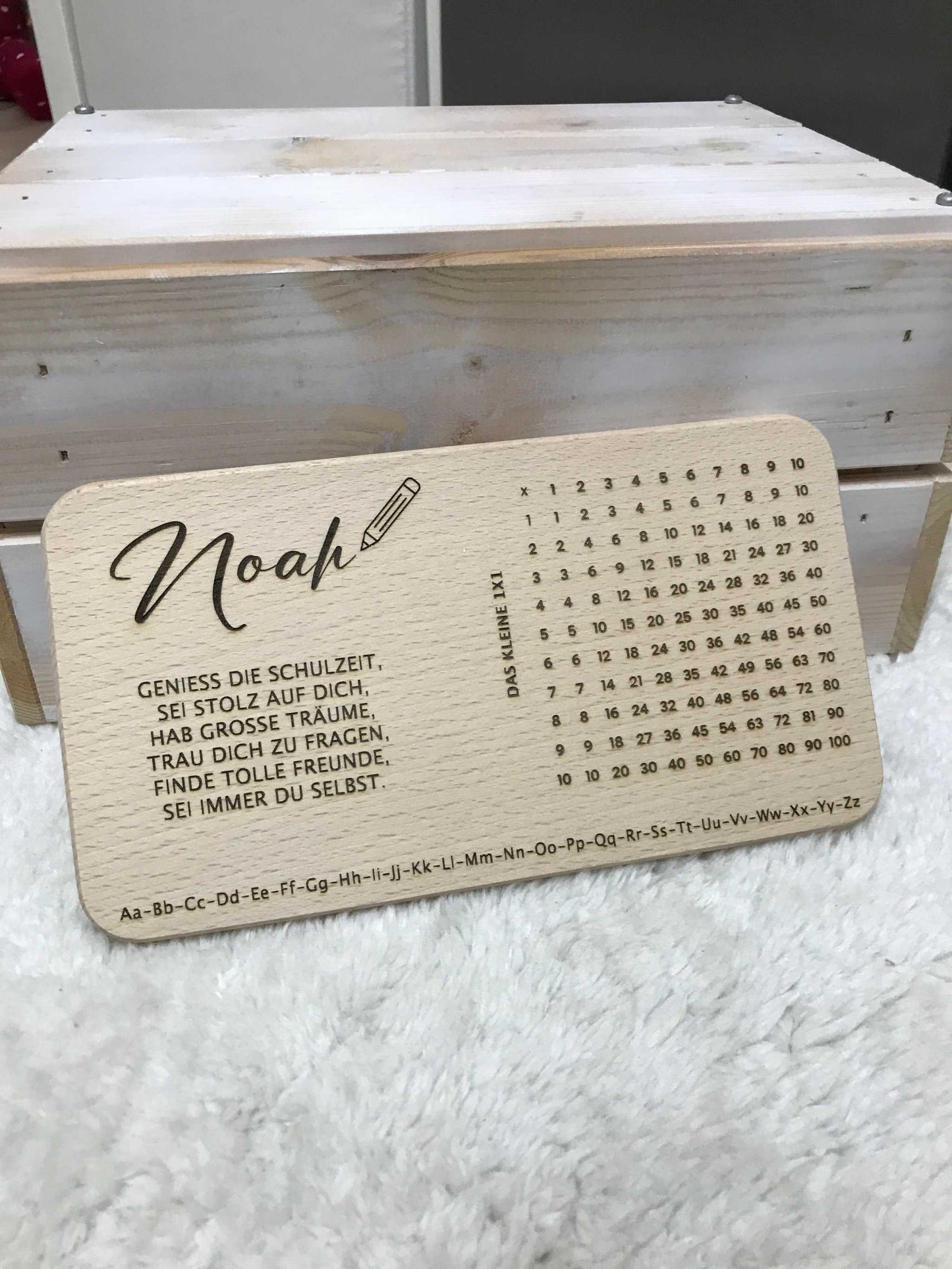 Hochwertiges Frühstücksbrettchen mit personalisiertem Design und Spruch auf hellem Hintergrund.