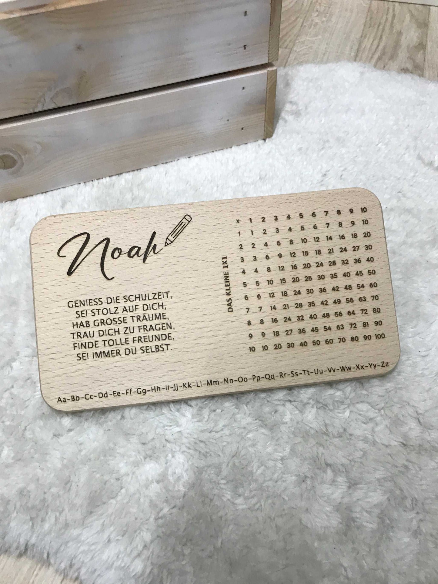 Hochwertiges Frühstücksbrett mit graviertem Design und personalisierter Botschaft.