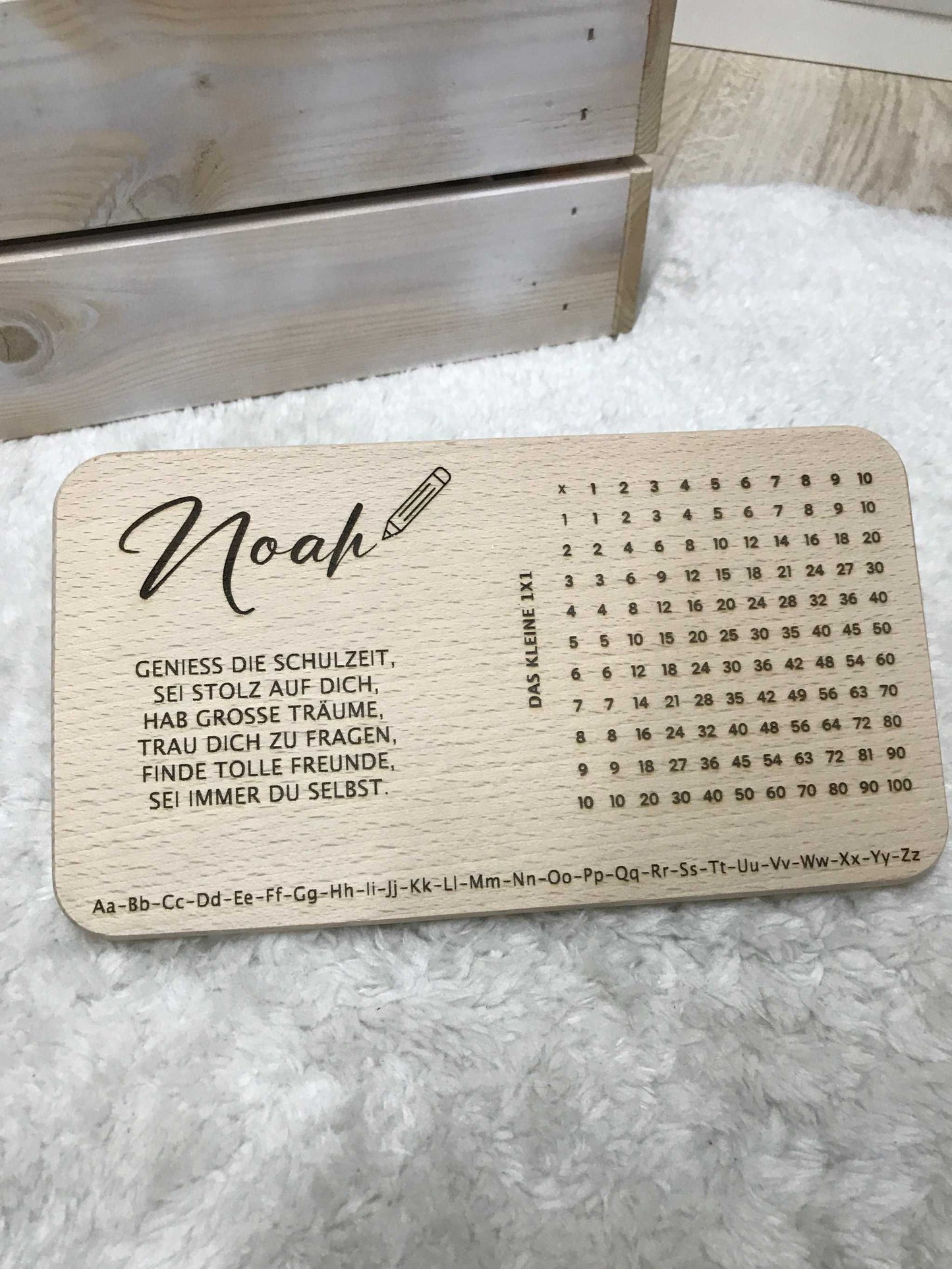 Hochwertiges Frühstücksbrettchen mit stilvollem Design und gravierten Buchstaben.
