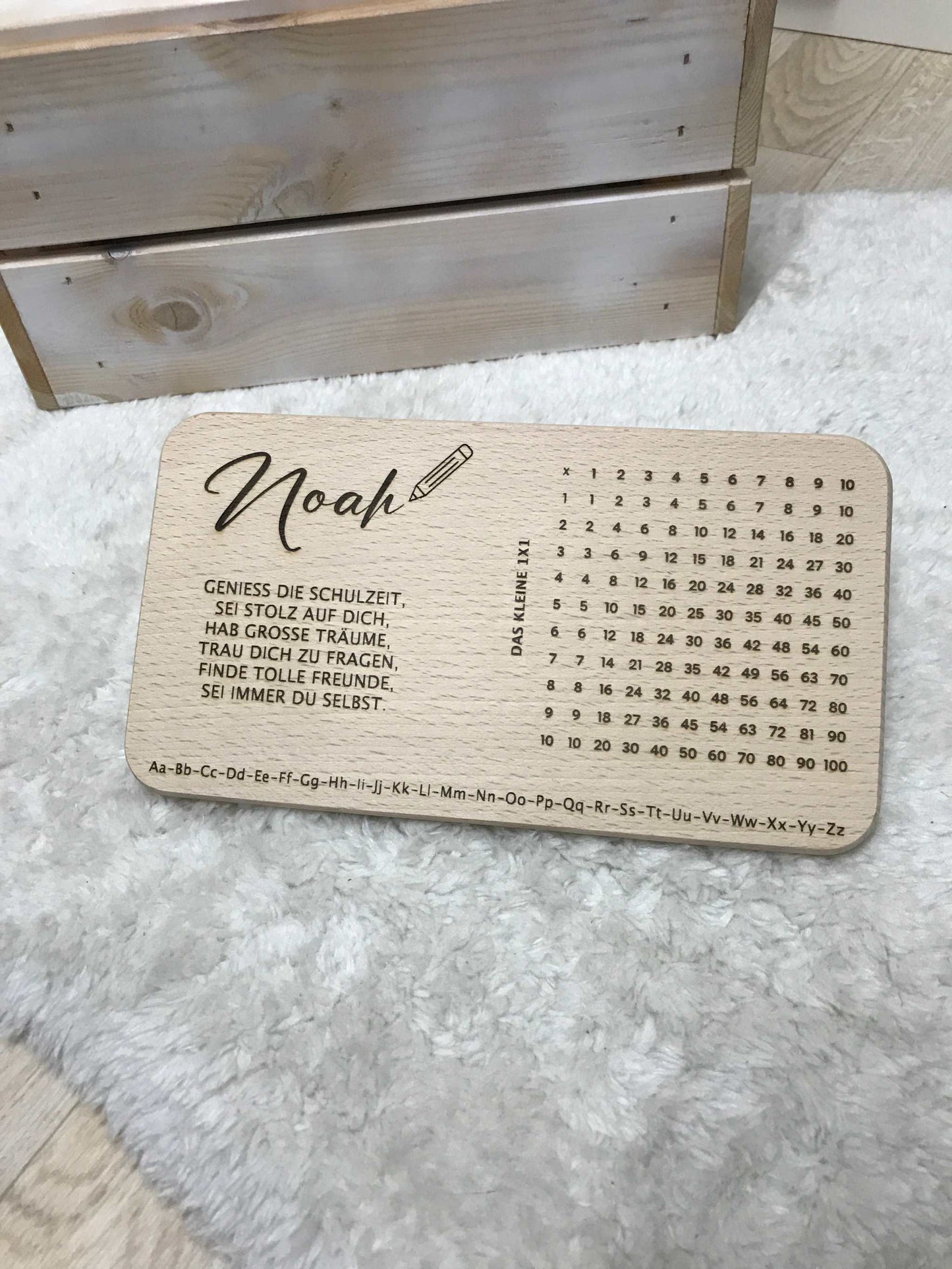 Hochwertiges, stilvolles Frühstücksbrett mit graviertem Design auf hellem Holz.