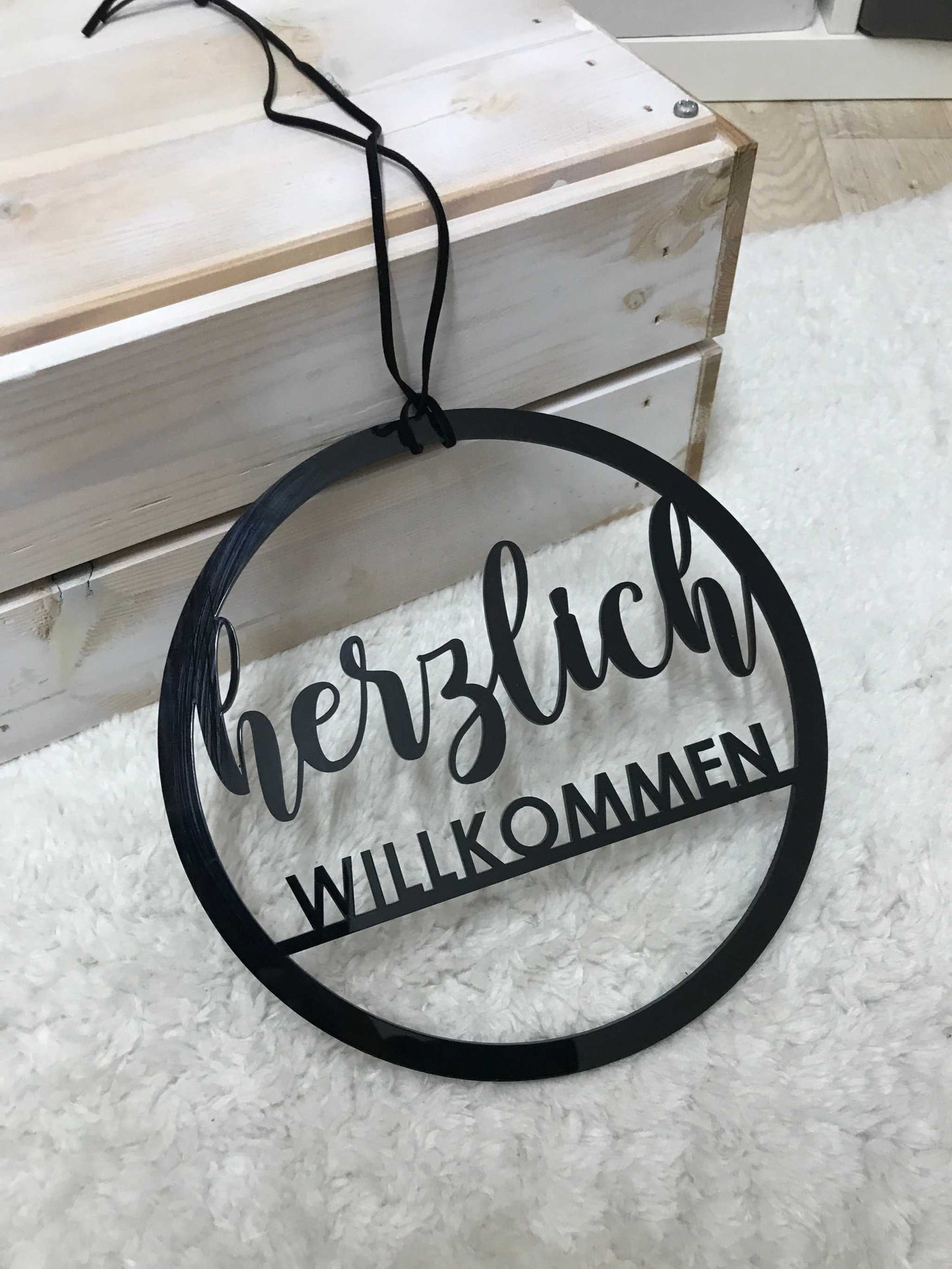 Türkranz aus Acryl mit "Herzlich Willkommen" Aufschrift, wetterbeständig, 20 cm Durchmesser.
