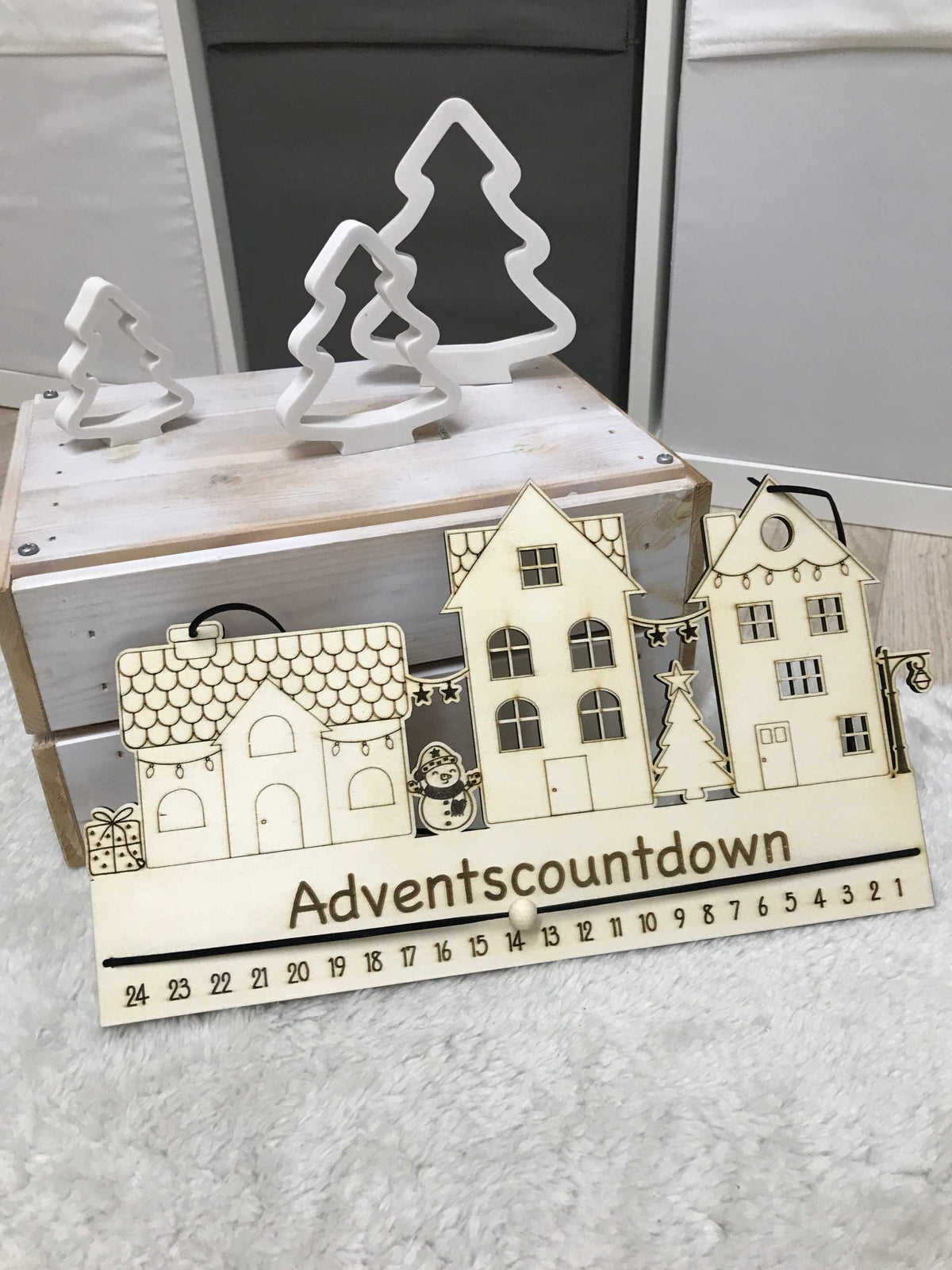 Personalisierbarer Adventskalender aus Holz mit natürlichem Charme für nachhaltige Weihnachtsfreude