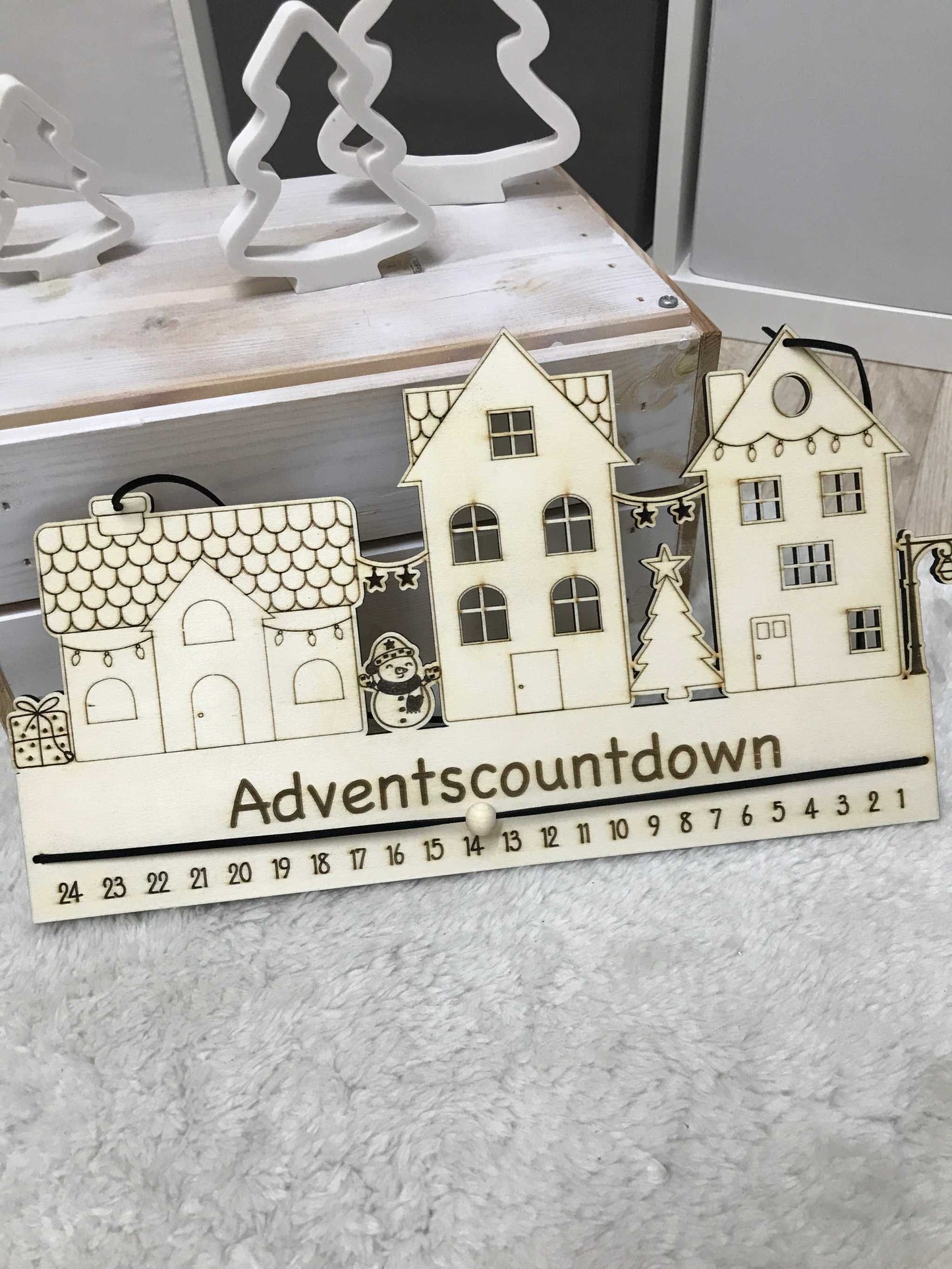 Personalisierbarer Holz-Adventskalender mit Häuserdesign für nachhaltige Weihnachtsdekoration.