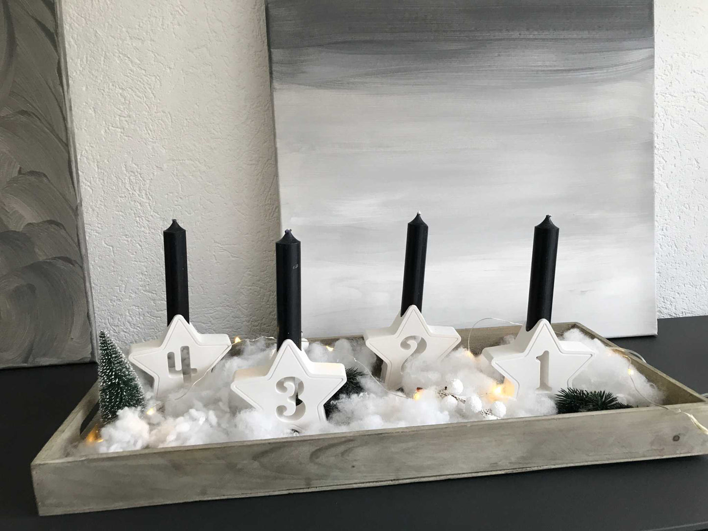 Minimalistischer weißer Adventskranz mit Adventszahlen und Kerzenhaltern aus Raysin, ohne Kerzen.