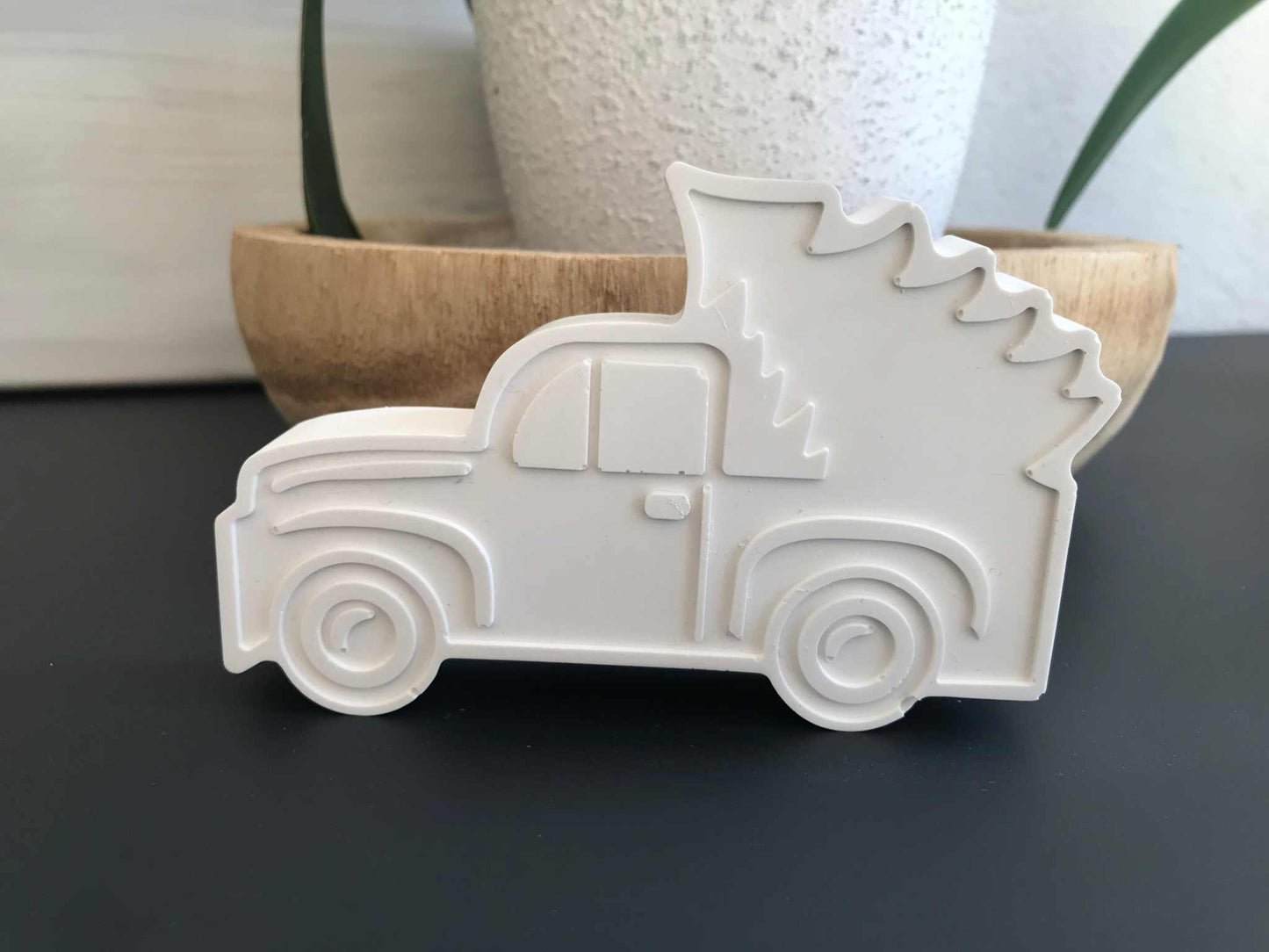 Auto mit Weihnachtsbaum aus Raysin – Handgemachte Weihnachtsdekoration