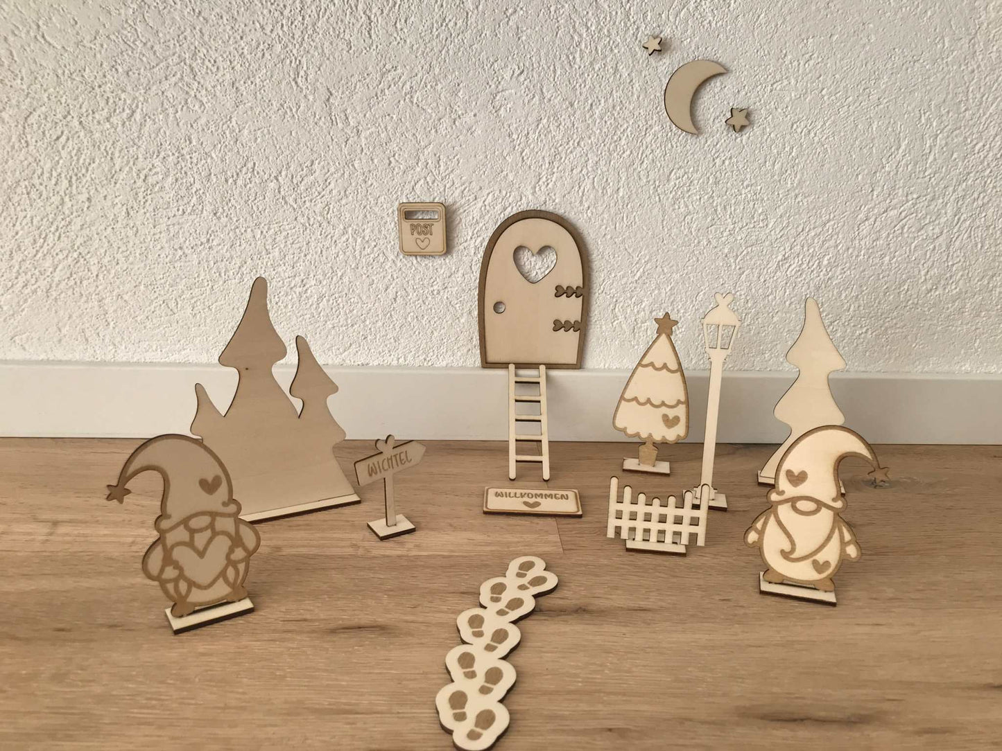 Weihnachtliche Wichteltür aus Holz mit Zubehör, ca. 13 cm hoch, ideal zur Adventszeit.